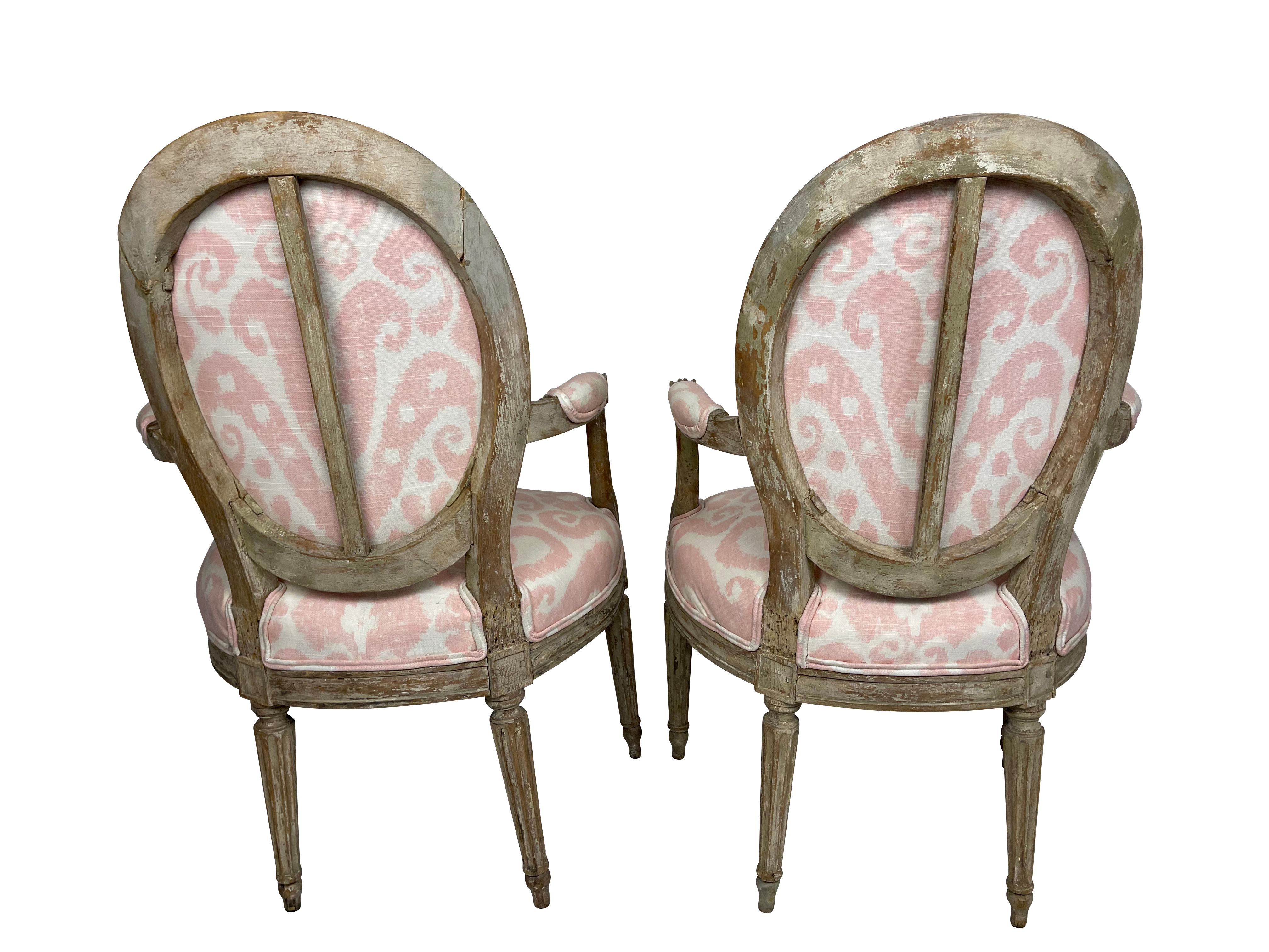 Mid-20th Century French Louis XVI Style Pair of Grey Painted Armchairs in Pink Ikat Fabric For Sale