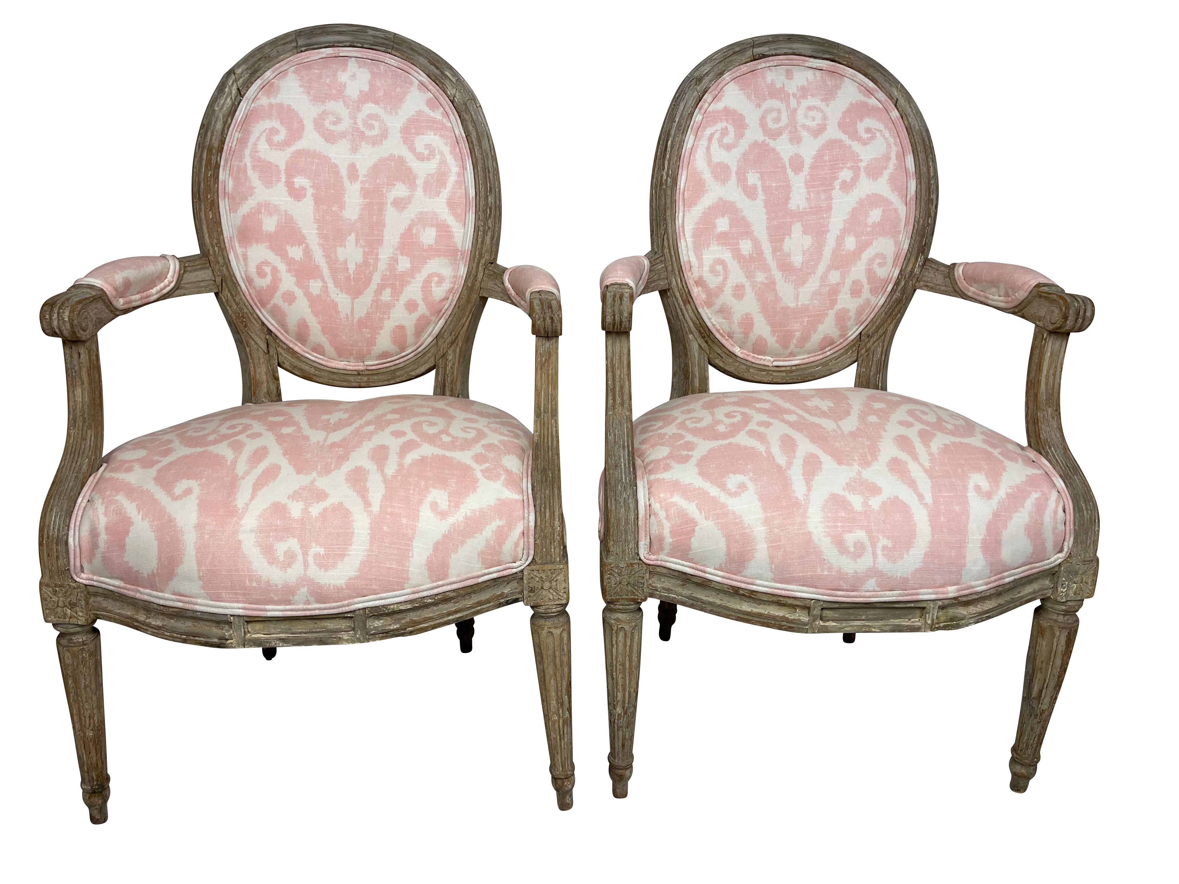 Wood French Louis XVI Style Pair of Grey Painted Armchairs in Pink Ikat Fabric For Sale