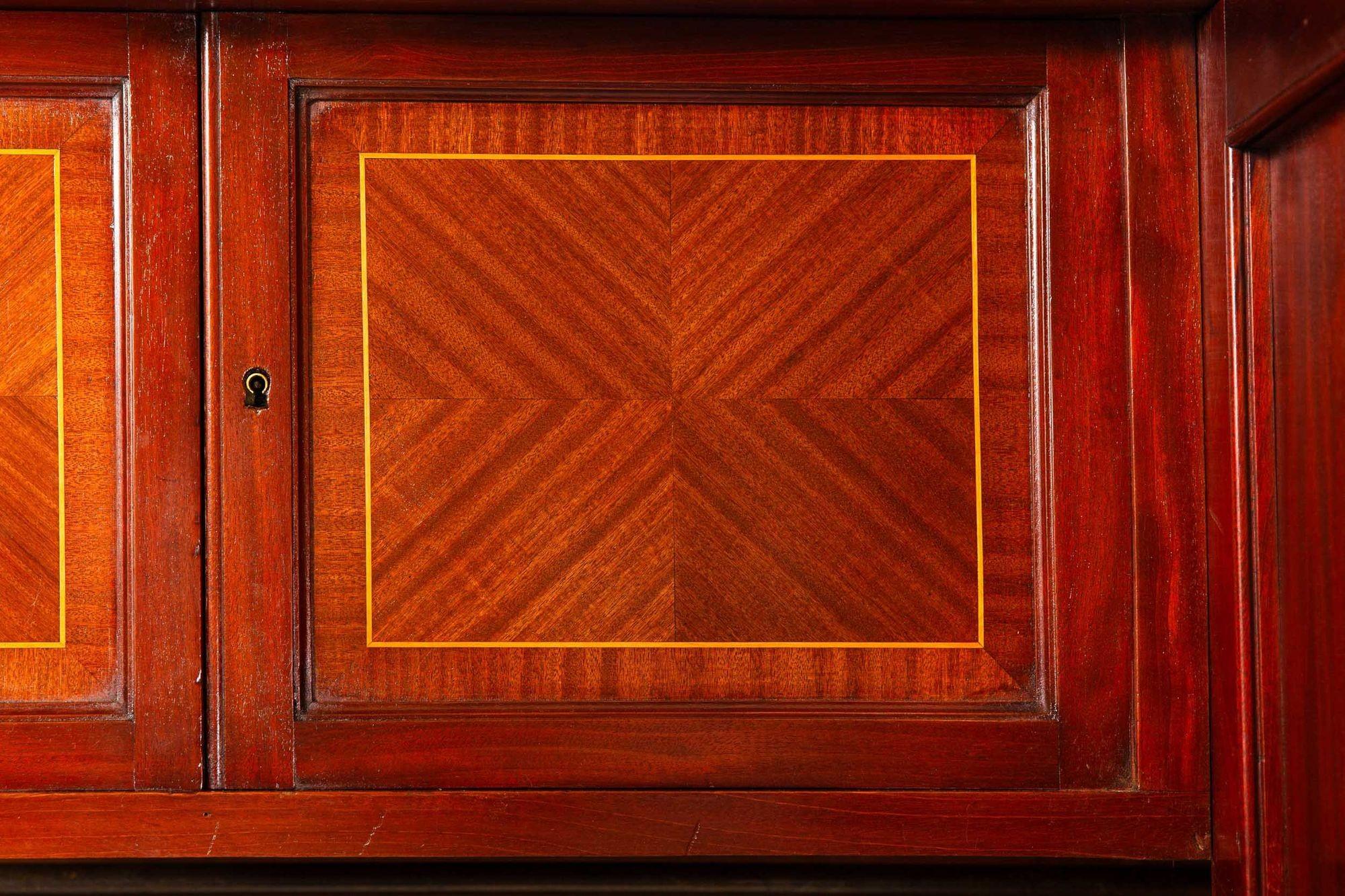 Armoire d'antiquités de style Louis XVI en parqueterie et bronze, vers 1880 en vente 11