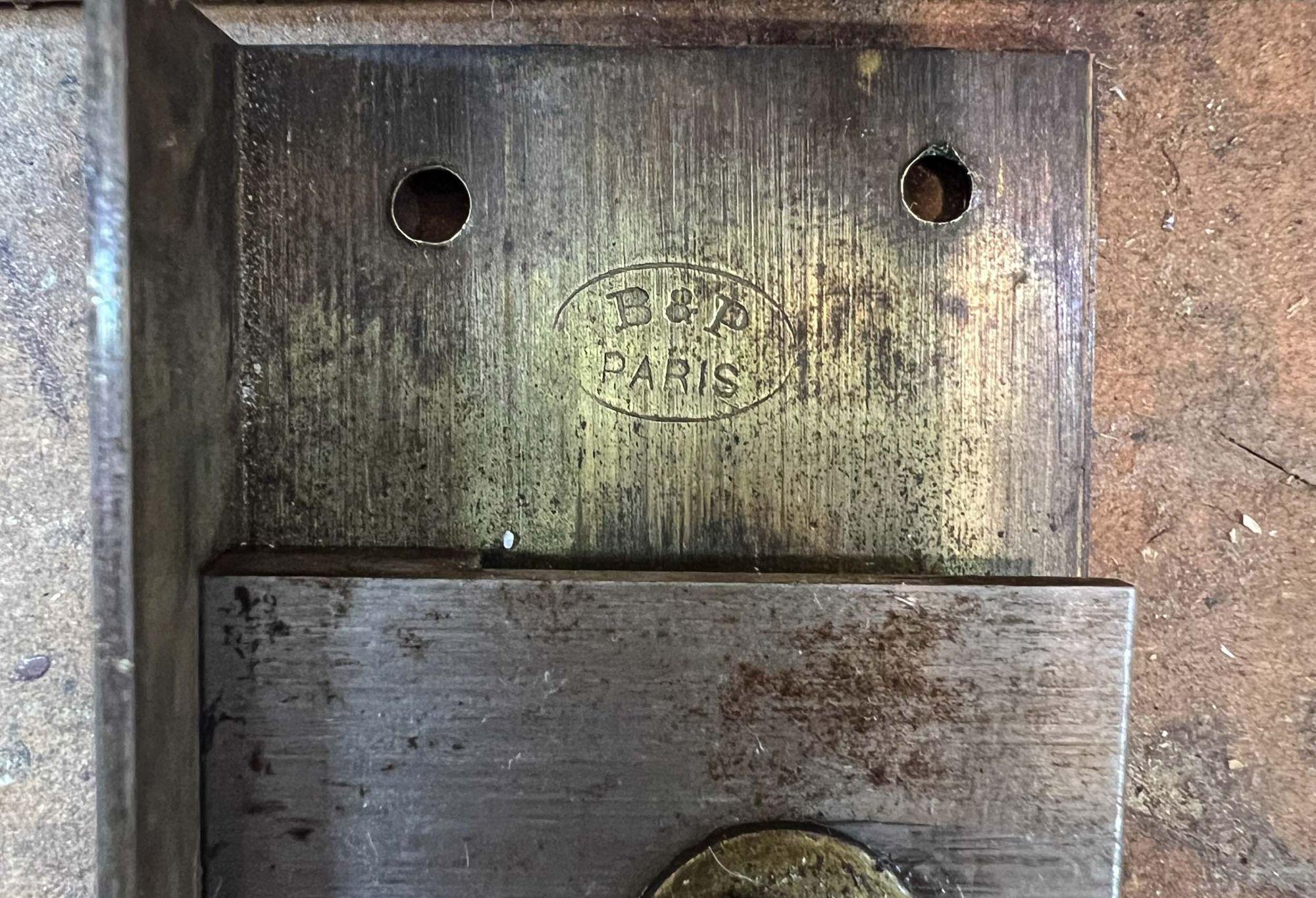 Armoire d'antiquités de style Louis XVI en parqueterie et bronze, vers 1880 en vente 13