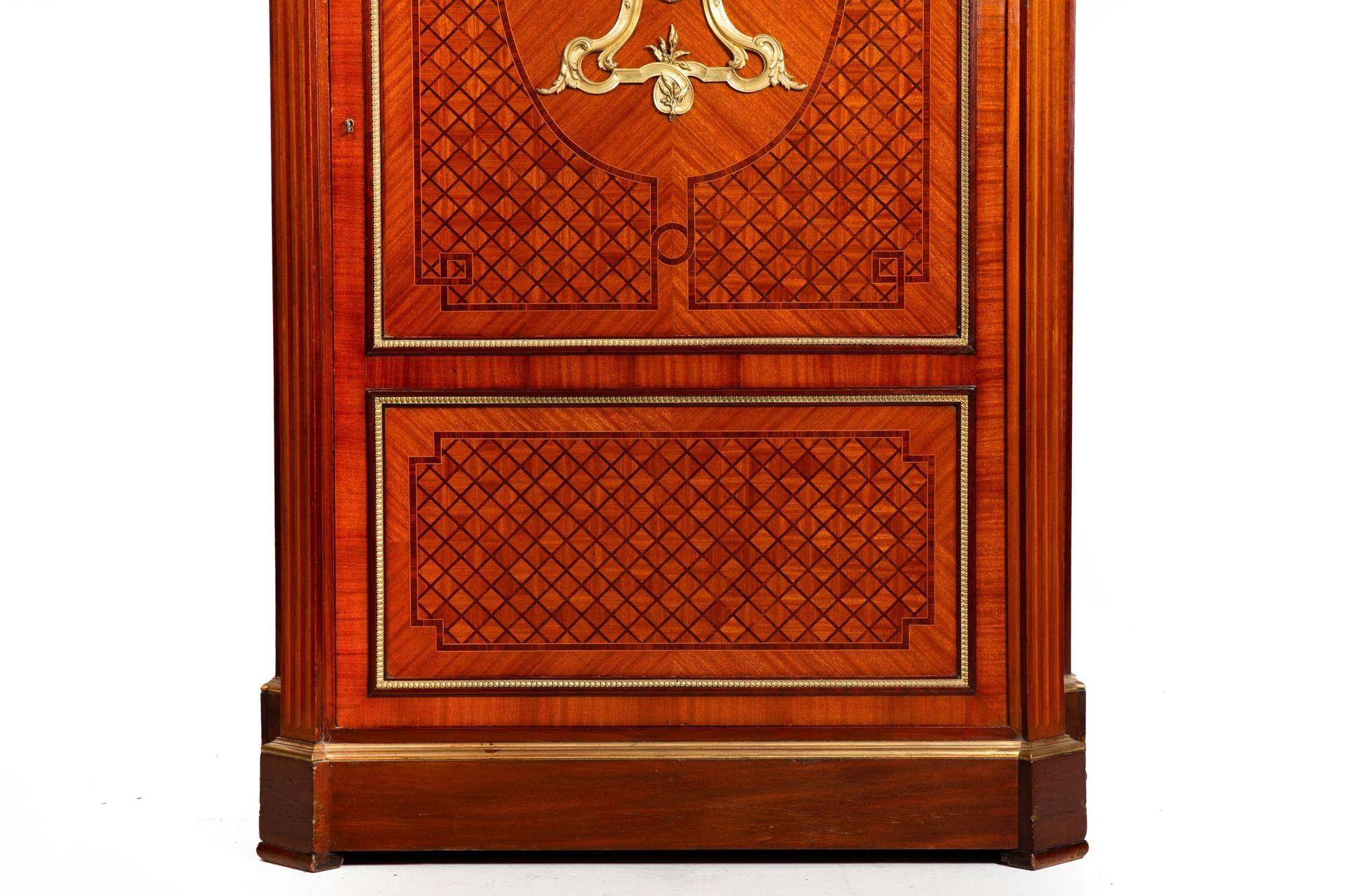 Bronze Armoire d'antiquités de style Louis XVI en parqueterie et bronze, vers 1880 en vente