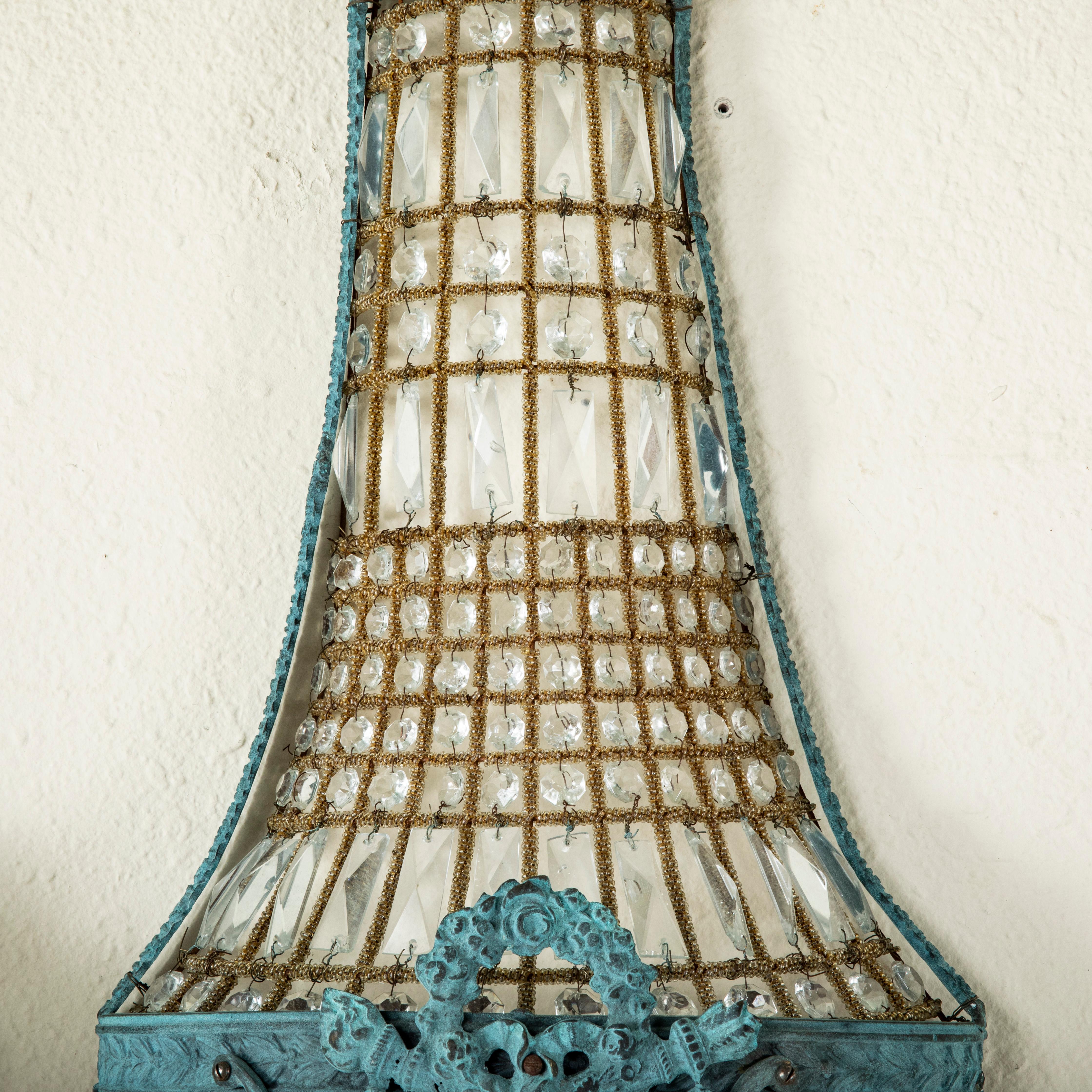 20ième siècle Appliques murales françaises de style Louis XVI en verre patiné et perlé en vente