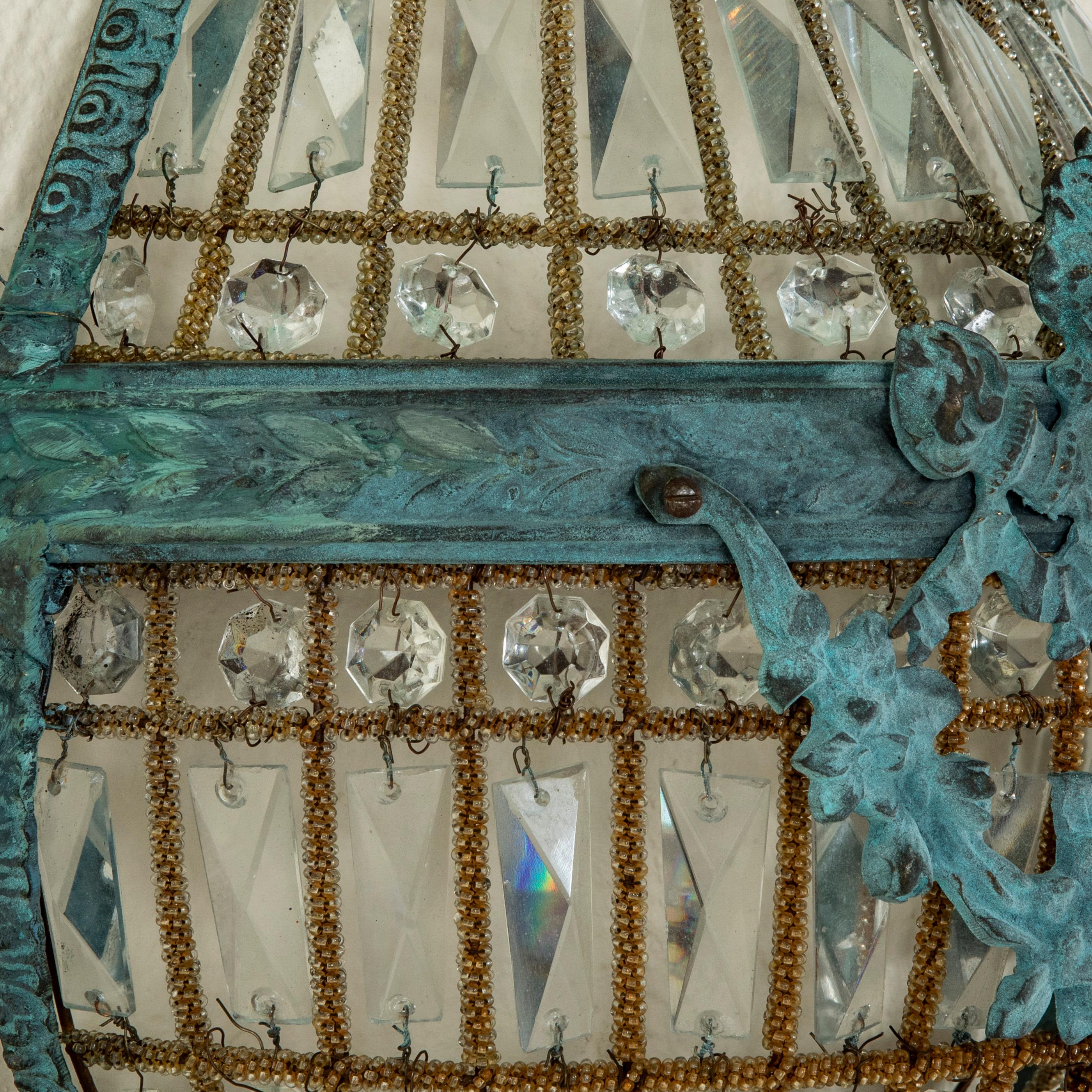 Französische Wandleuchter im Louis-XVI-Stil aus patiniertem Glas und Perlen  im Angebot 2
