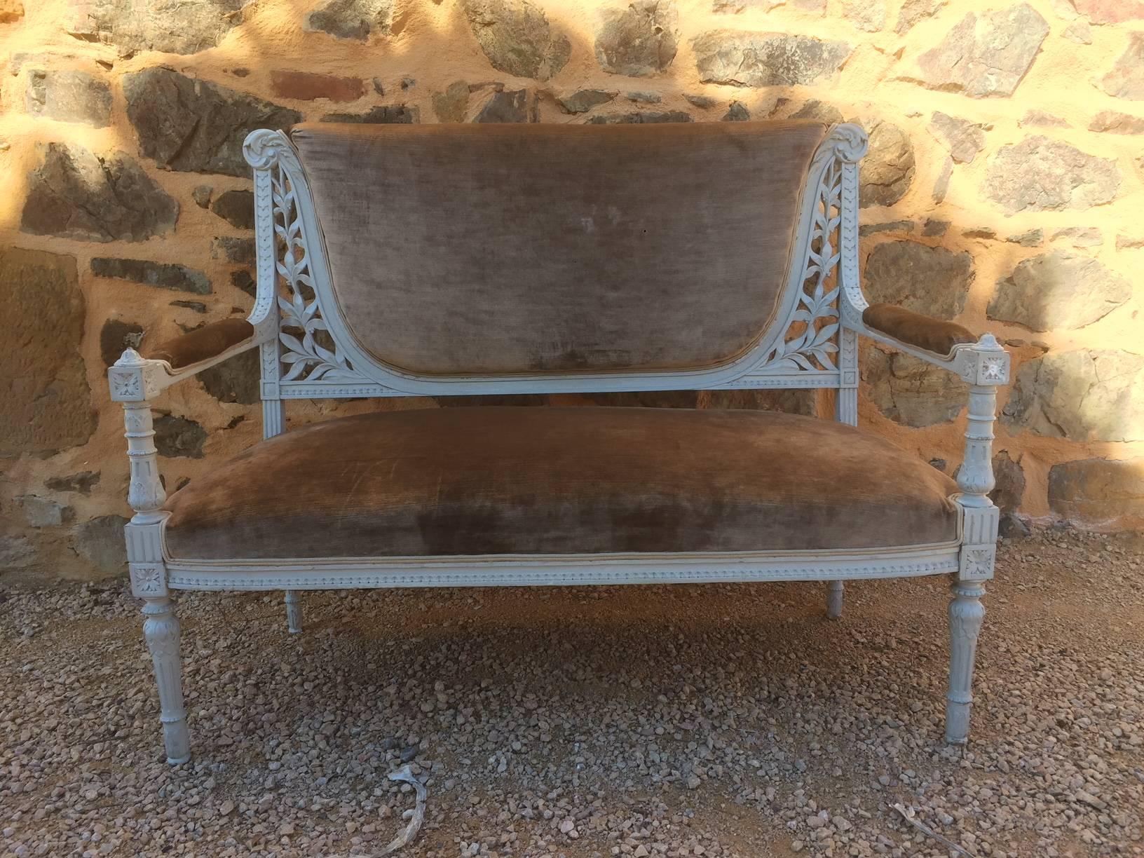 Very nice Louis XVI patinated bench. Brown fabric.
The braid is unstuck in some places at the back but good condition.