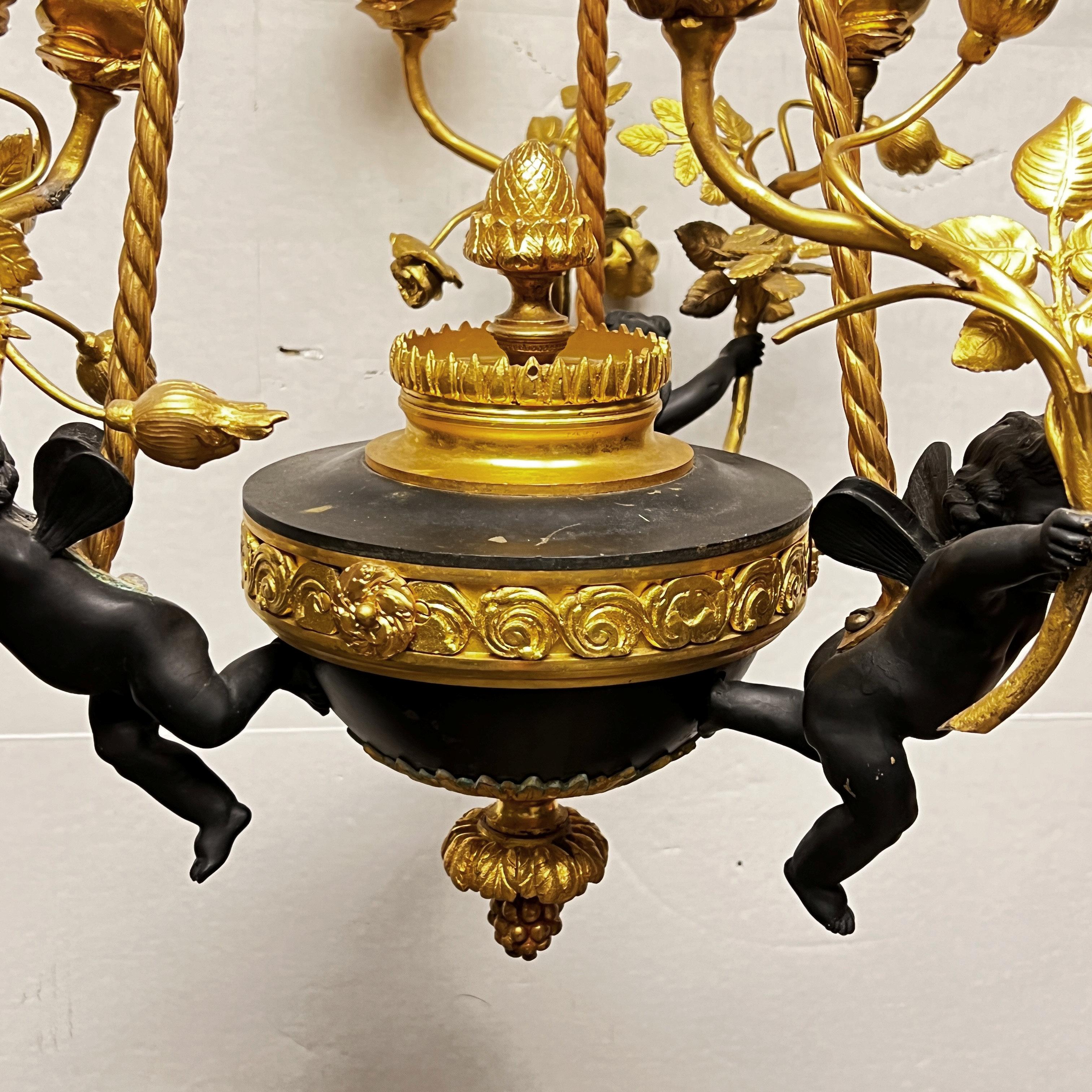 Französischer Sechs-Licht-Kronleuchter mit Puttenmotiv aus patinierter Bronze im Louis-XVI.-Stil im Angebot 4