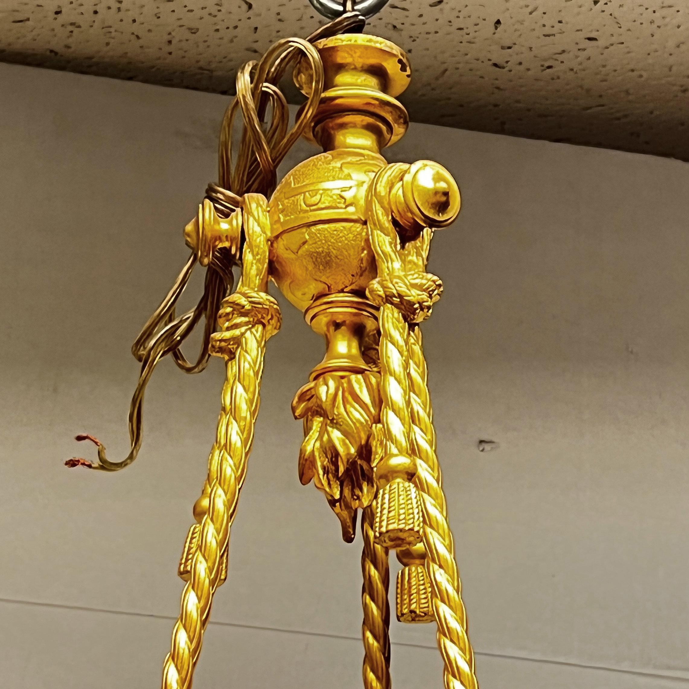 Französischer Sechs-Licht-Kronleuchter mit Puttenmotiv aus patinierter Bronze im Louis-XVI.-Stil im Angebot 6