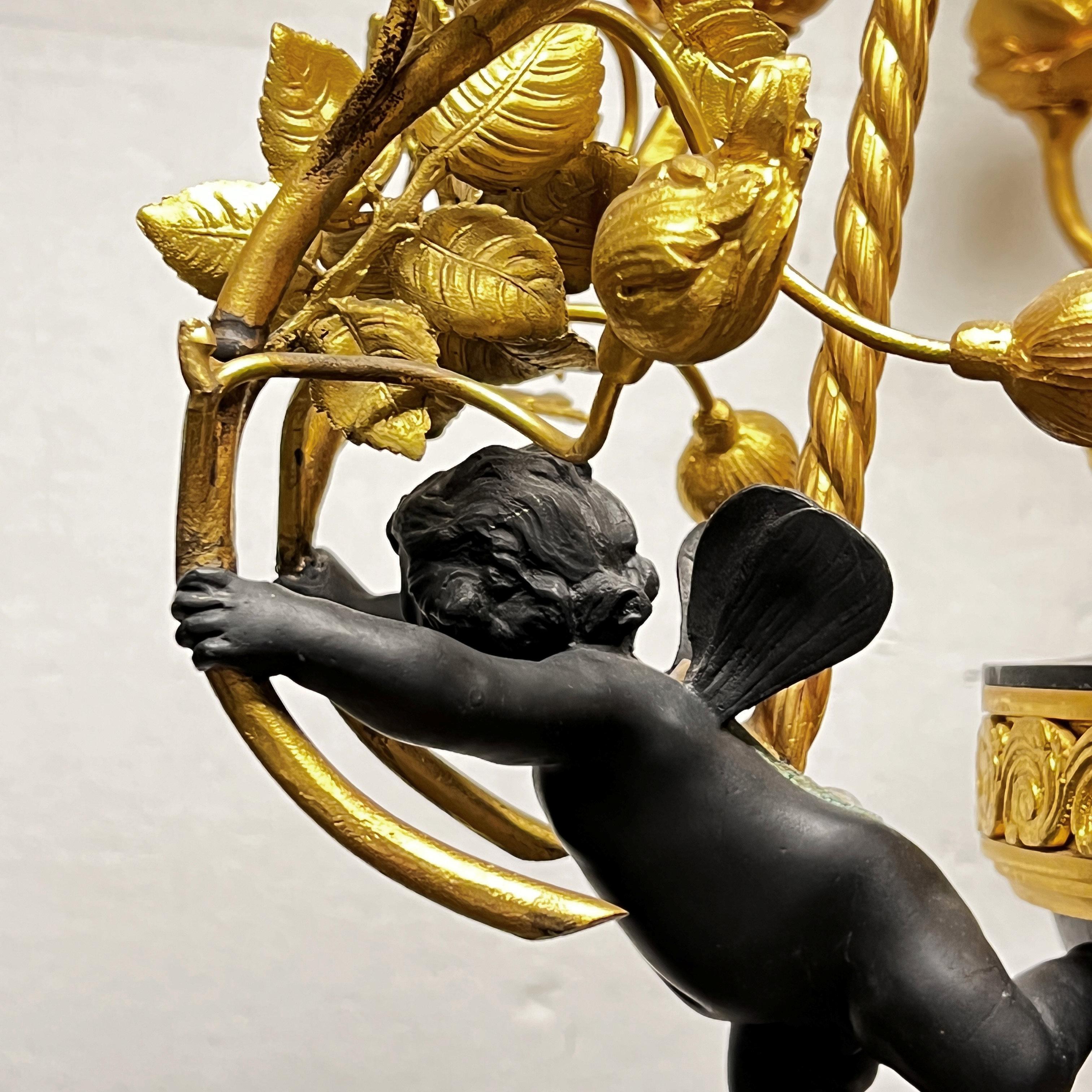 Lustre à six lumières de style Louis XVI en bronze patiné à motif de putti en vente 7