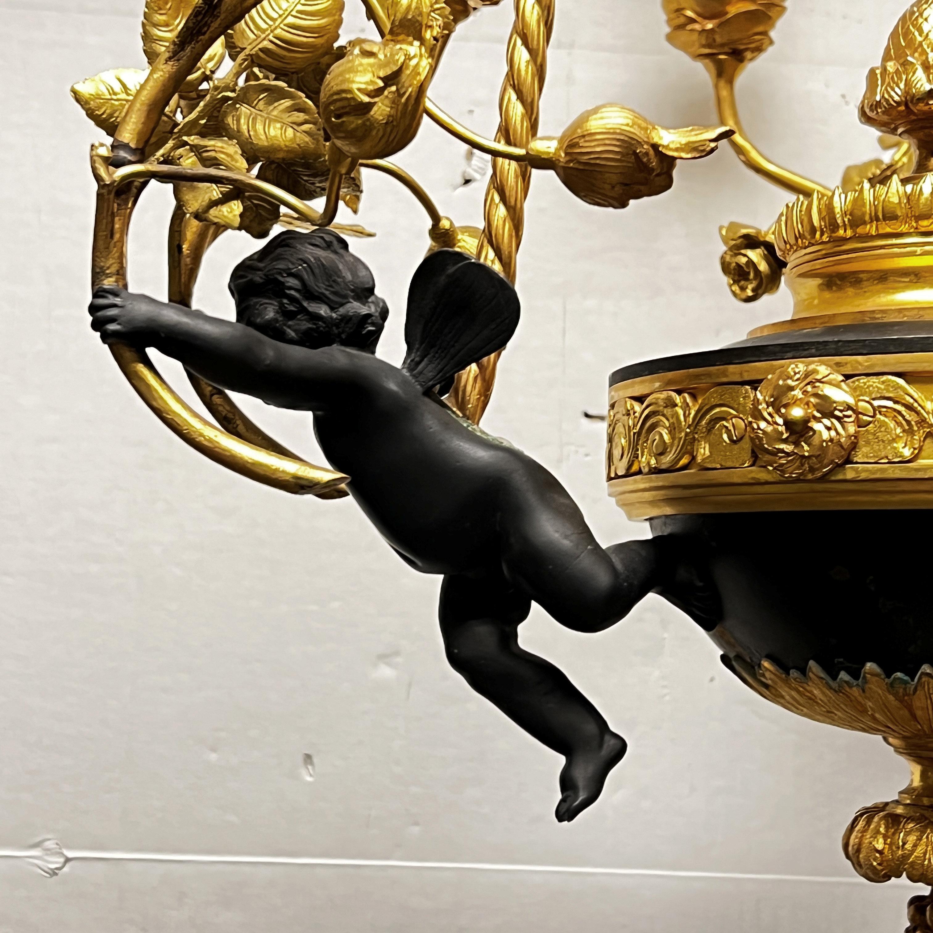 Lustre à six lumières de style Louis XVI en bronze patiné à motif de putti en vente 8