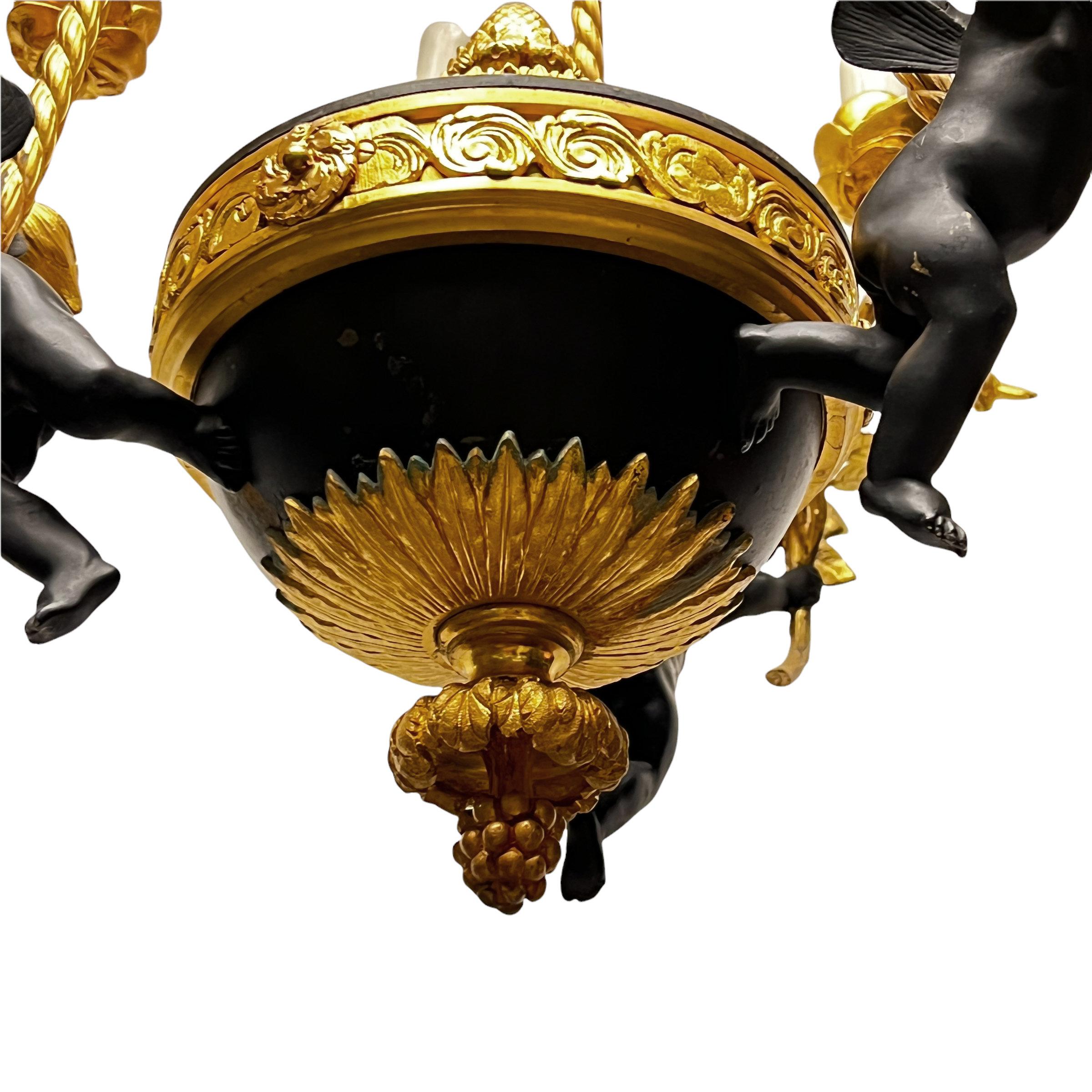 Français Lustre à six lumières de style Louis XVI en bronze patiné à motif de putti en vente