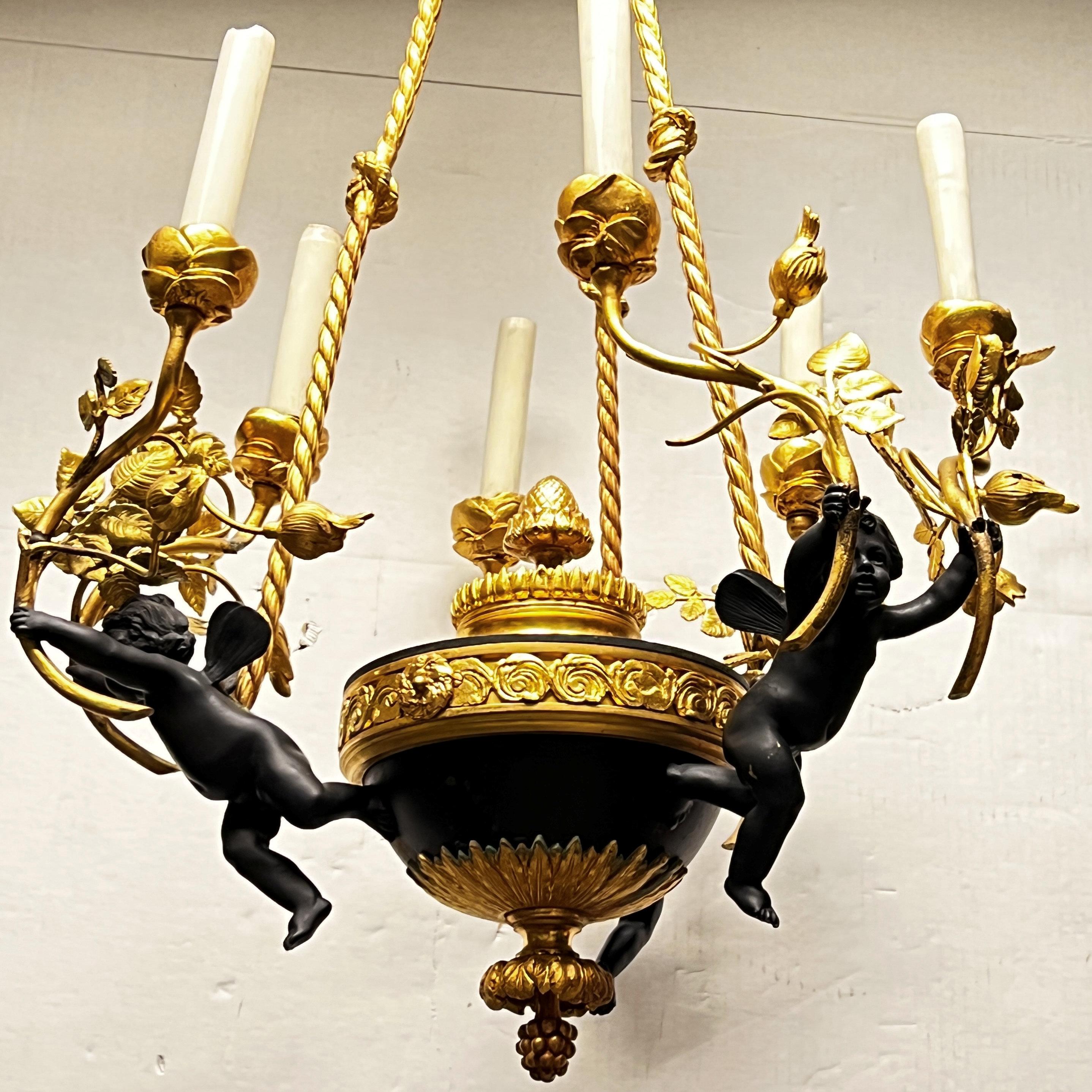 Französischer Sechs-Licht-Kronleuchter mit Puttenmotiv aus patinierter Bronze im Louis-XVI.-Stil im Angebot 1