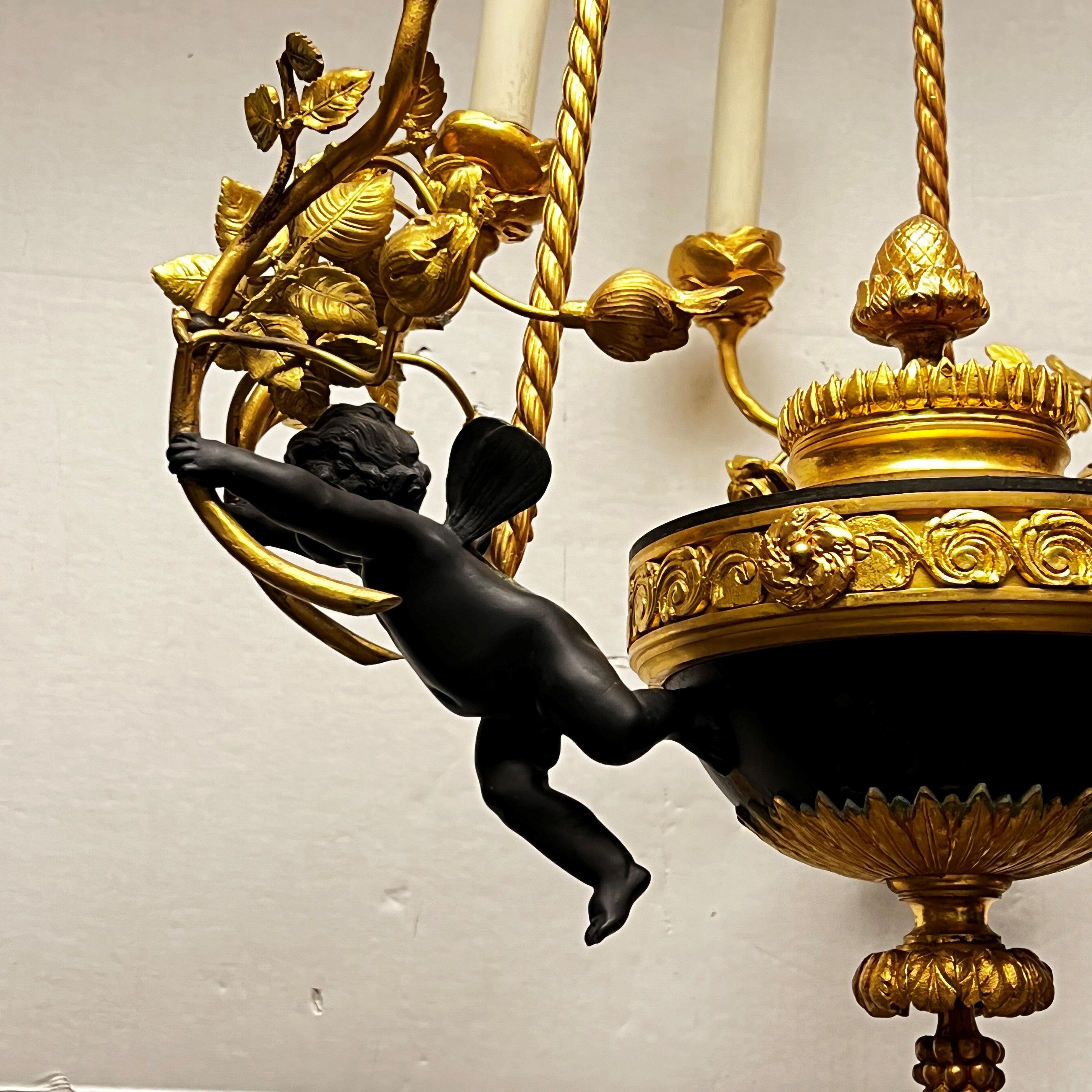 Lustre à six lumières de style Louis XVI en bronze patiné à motif de putti en vente 1