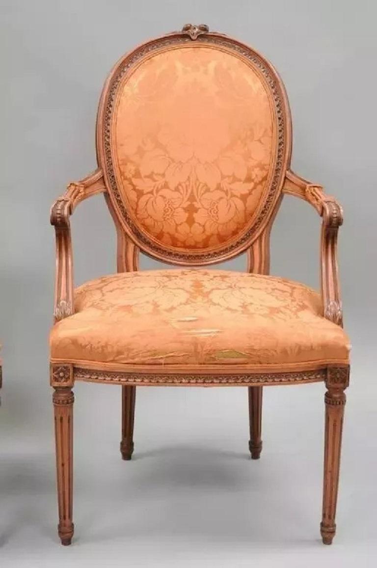 Fauteuils de salle à manger à dossier ovale de style Louis XVI, peints en rose et patinés - Paire en vente 4