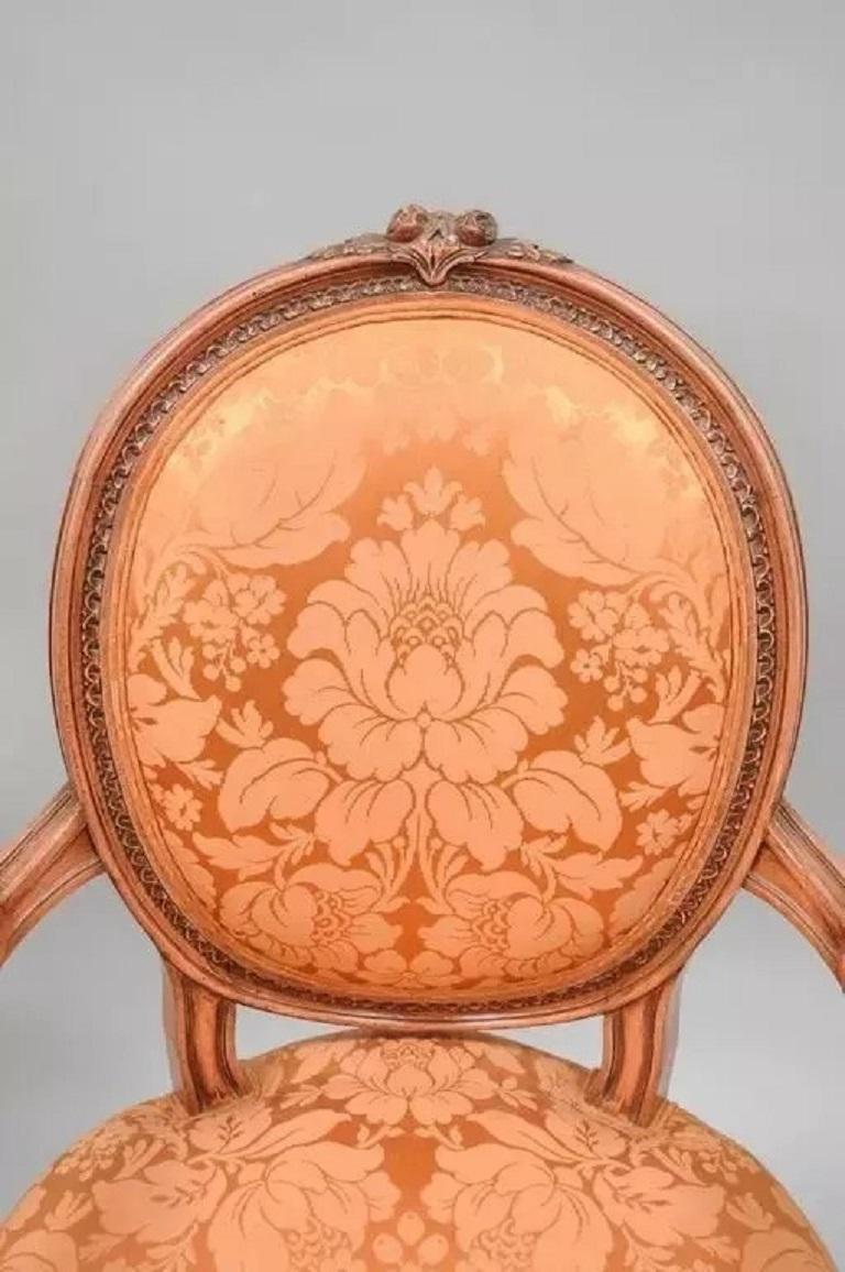 Inconnu Fauteuils de salle à manger à dossier ovale de style Louis XVI, peints en rose et patinés - Paire en vente