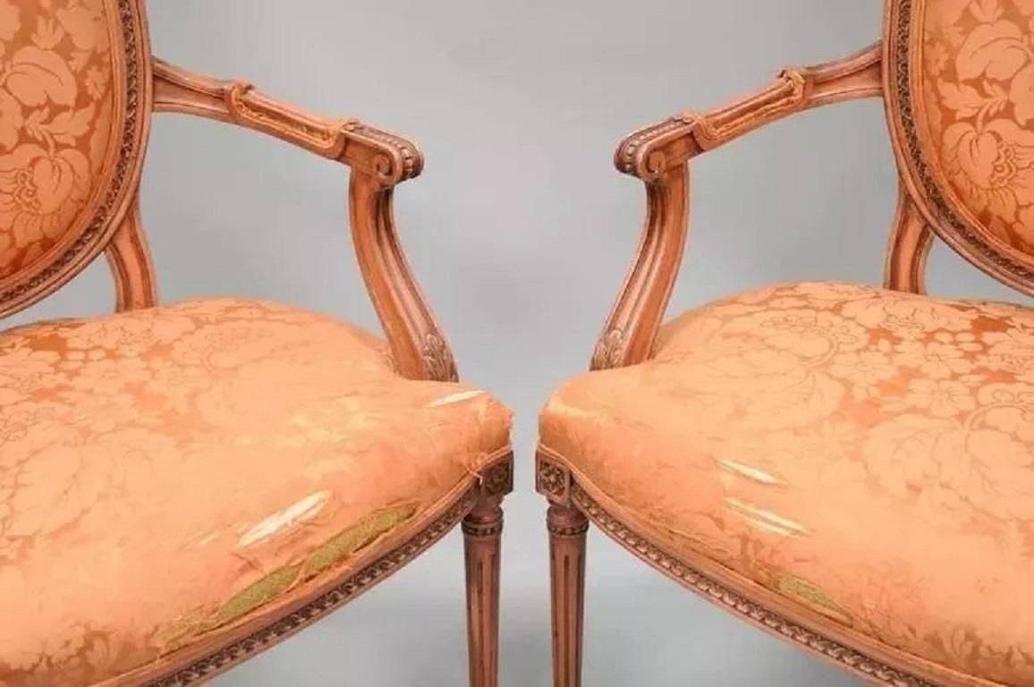 Tissu d'ameublement Fauteuils de salle à manger à dossier ovale de style Louis XVI, peints en rose et patinés - Paire en vente