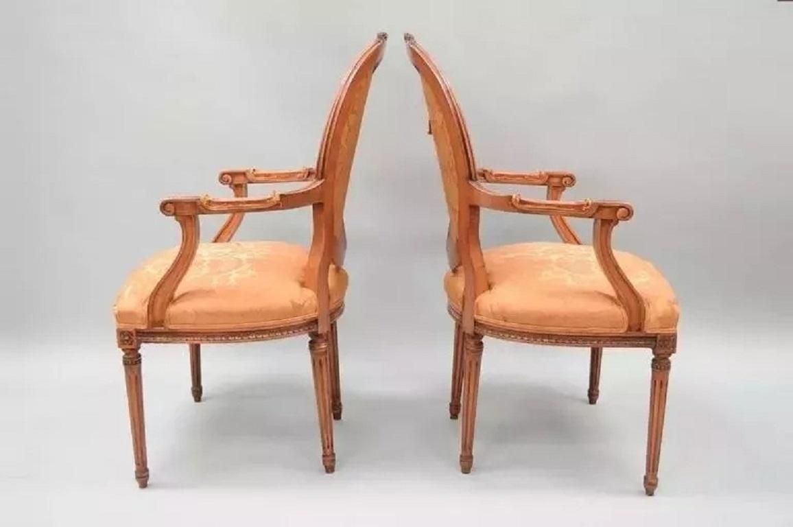 Fauteuils de salle à manger à dossier ovale de style Louis XVI, peints en rose et patinés - Paire en vente 2