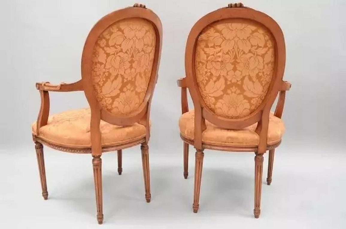 Fauteuils de salle à manger à dossier ovale de style Louis XVI, peints en rose et patinés - Paire en vente 3