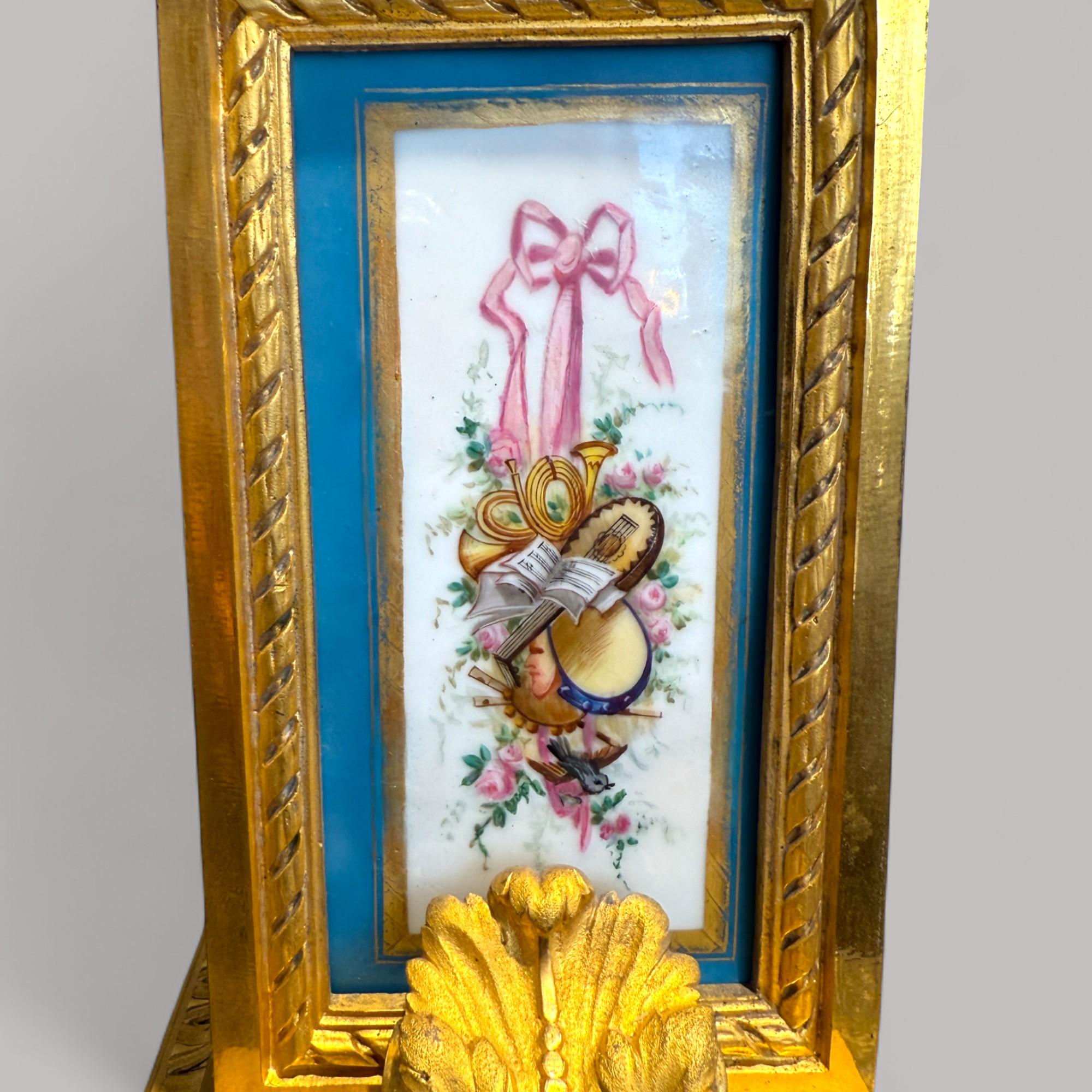 Orologio da camino francese in porcellana e bronzo dorato in stile Luigi XVI, XIX secolo in vendita 5