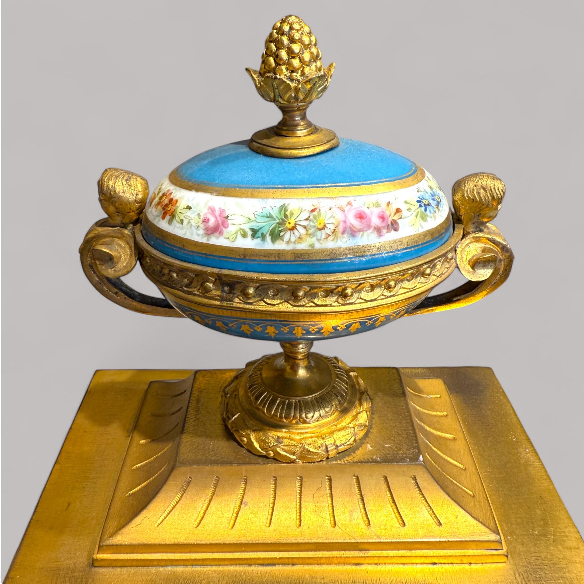 Orologio da camino francese in porcellana e bronzo dorato in stile Luigi XVI, XIX secolo in vendita 8