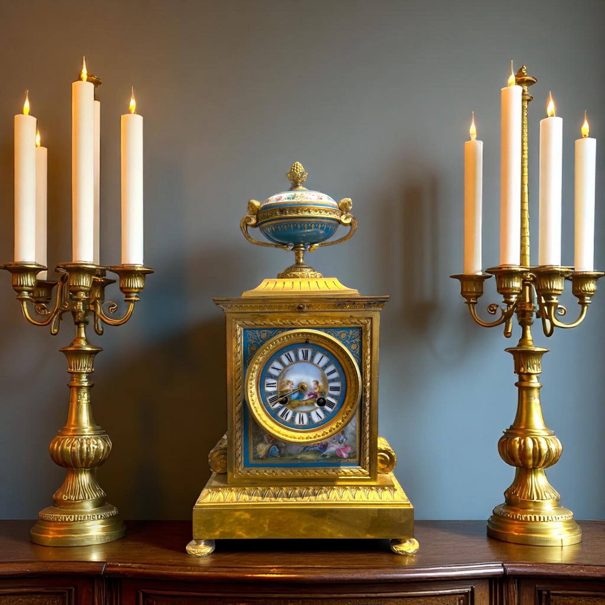Orologio da camino francese in porcellana e bronzo dorato in stile Luigi XVI, XIX secolo In condizioni buone in vendita a NICE, FR