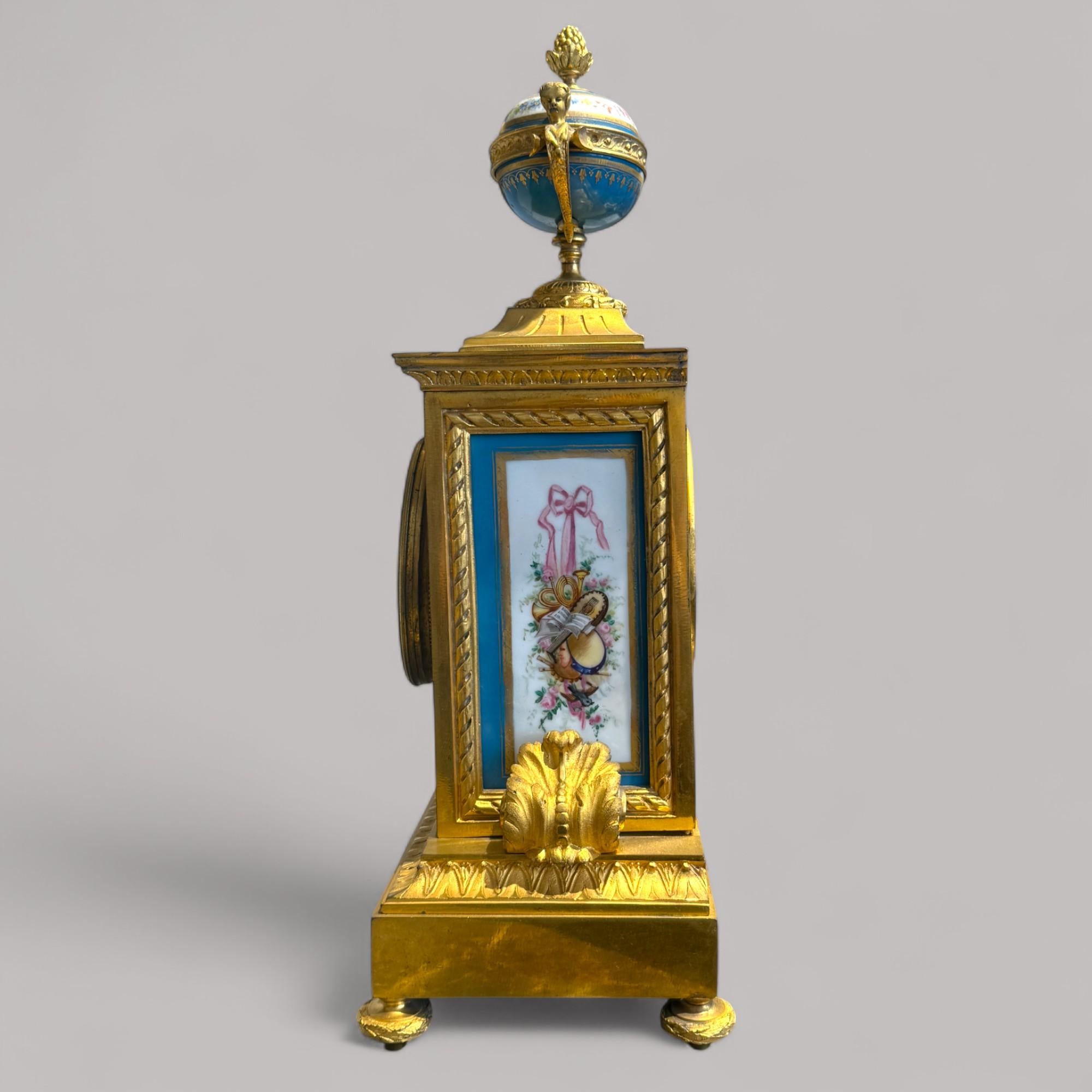 Bronzo Orologio da camino francese in porcellana e bronzo dorato in stile Luigi XVI, XIX secolo in vendita