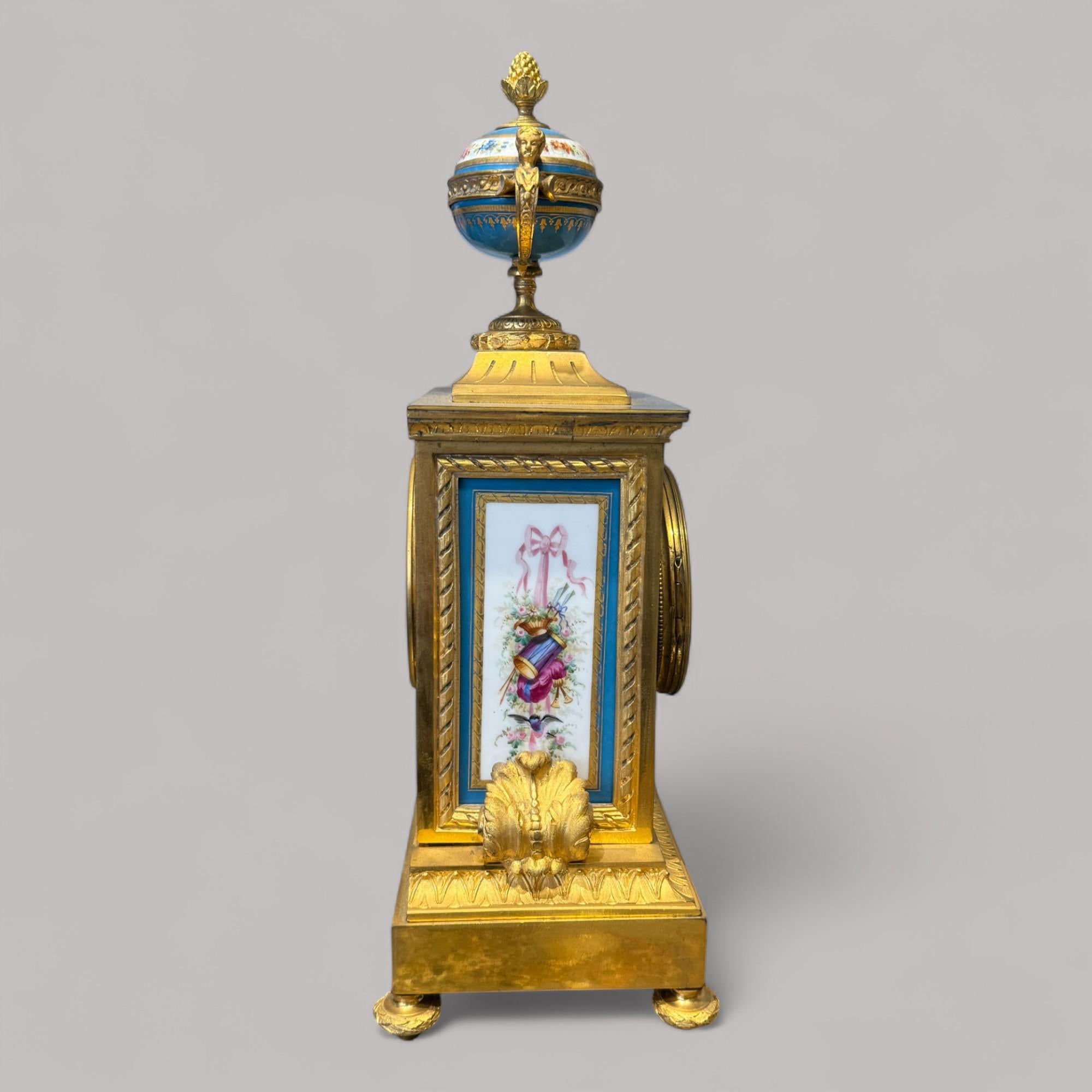 Orologio da camino francese in porcellana e bronzo dorato in stile Luigi XVI, XIX secolo in vendita 1