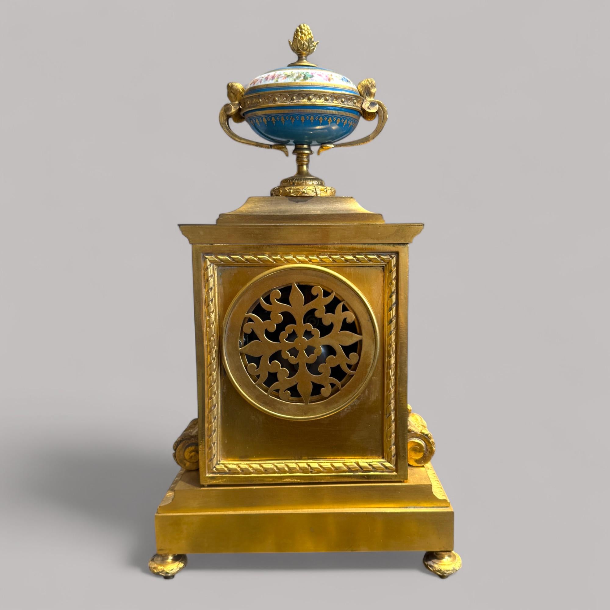 Orologio da camino francese in porcellana e bronzo dorato in stile Luigi XVI, XIX secolo in vendita 2