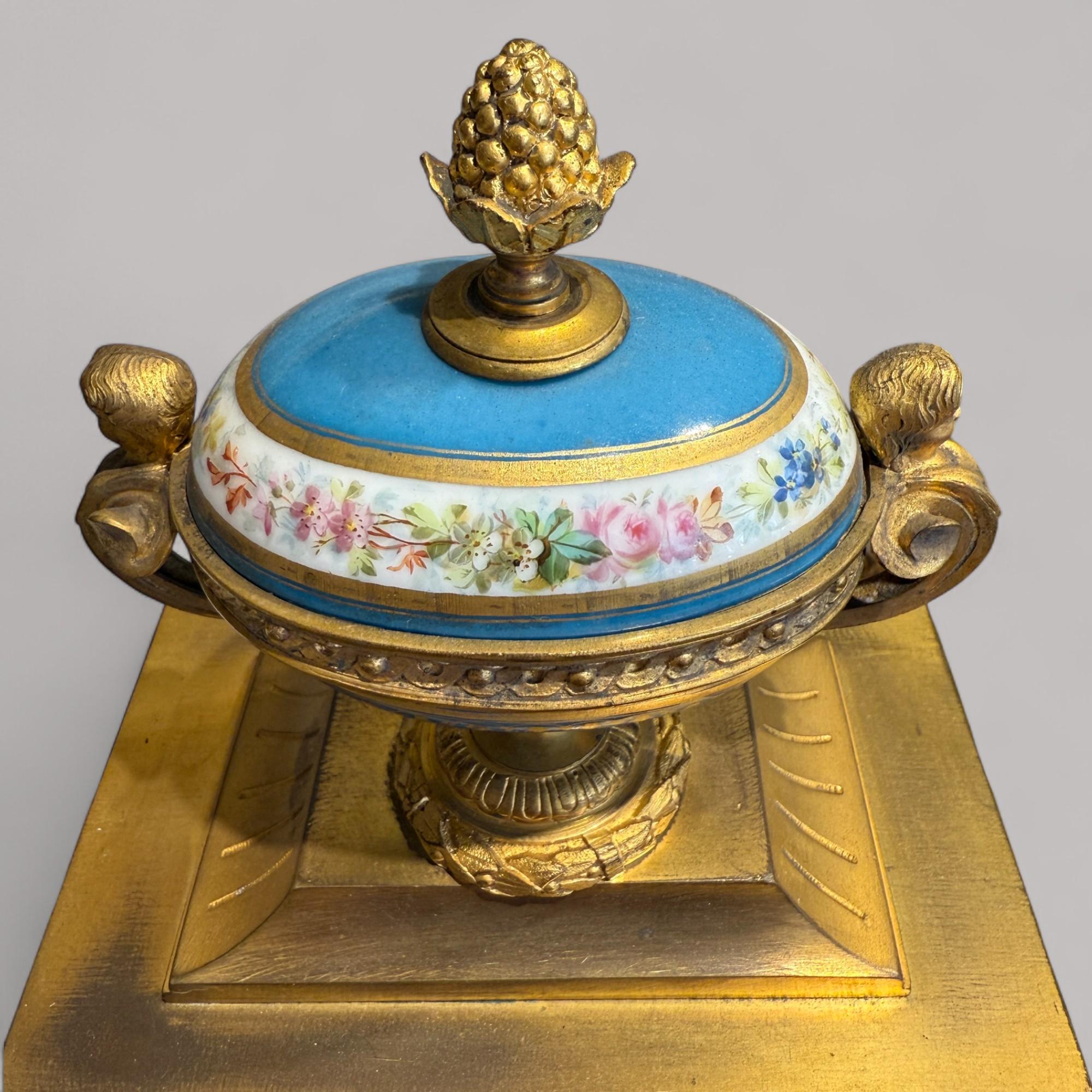Orologio da camino francese in porcellana e bronzo dorato in stile Luigi XVI, XIX secolo in vendita 4