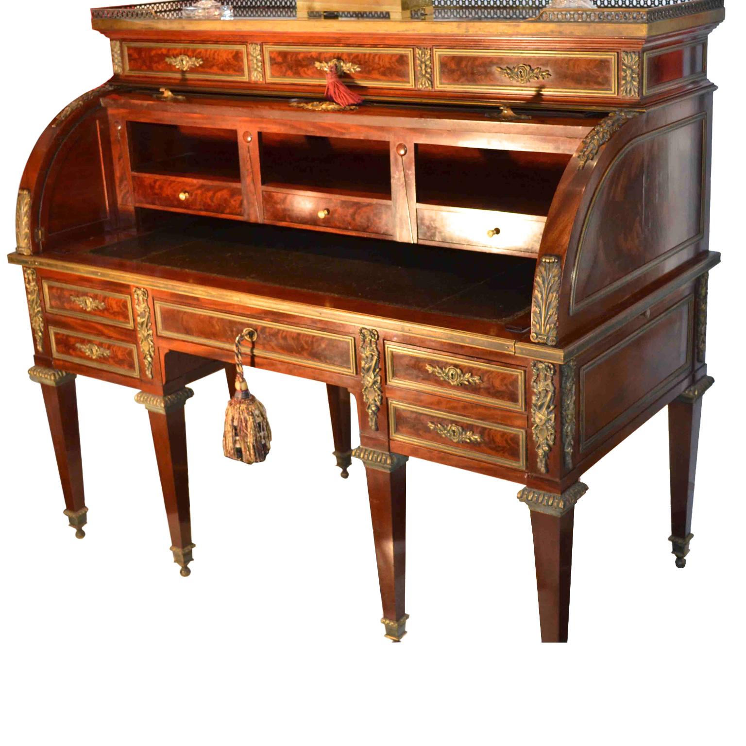 Französischer Schreibtisch mit Rollplatte im Louis-XVI.-Stil aus Mahagoni und vergoldeter Bronze (Geschnitzt) im Angebot