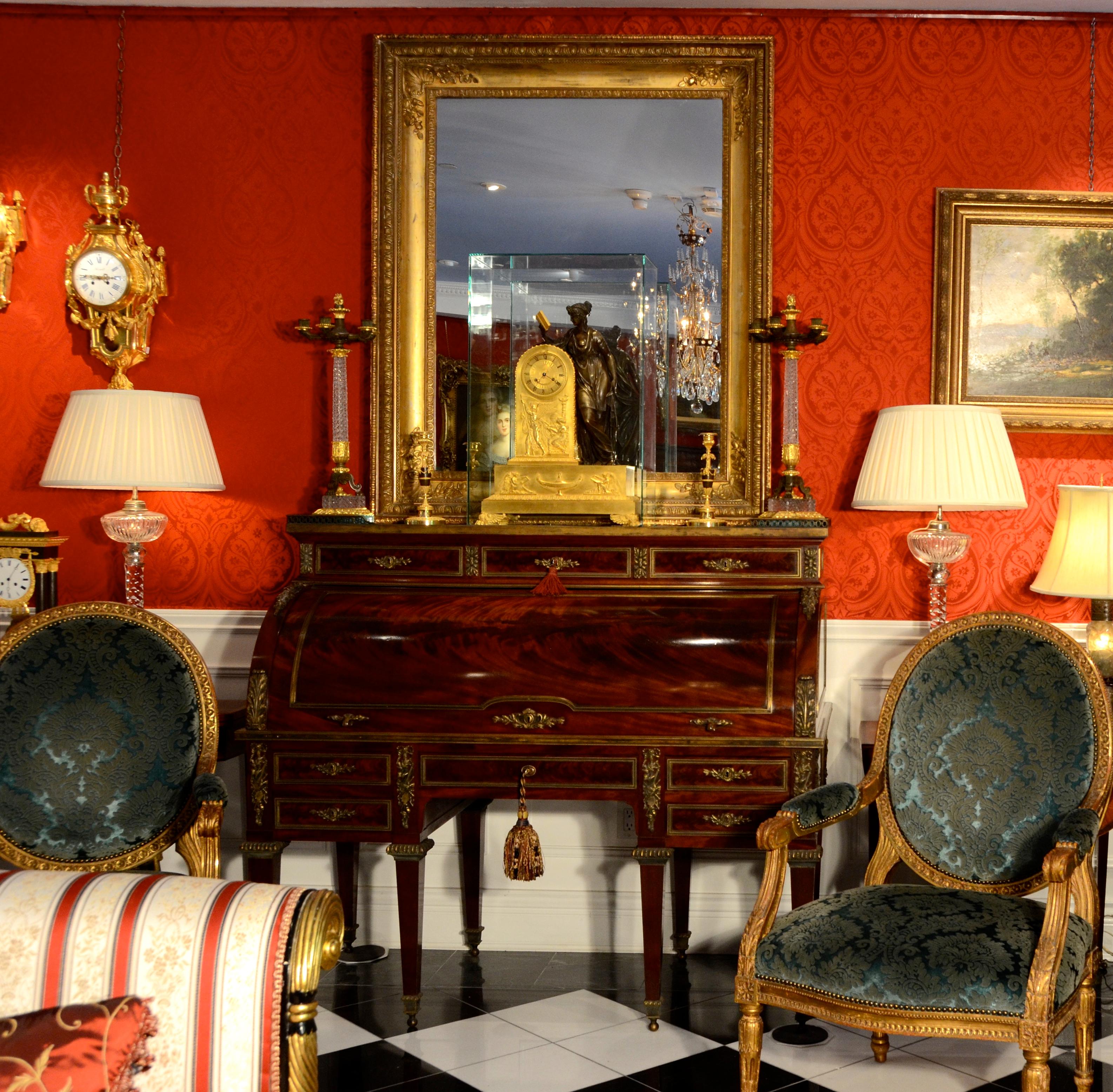Französischer Schreibtisch mit Rollplatte im Louis-XVI.-Stil aus Mahagoni und vergoldeter Bronze im Angebot 6
