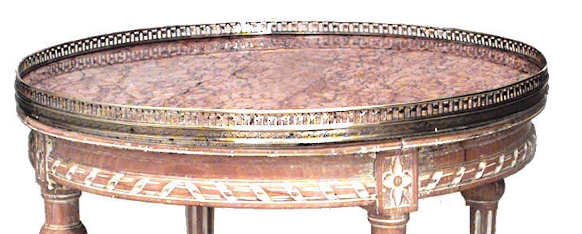 Runder, gebleichter Couchtisch im französischen Louis XVI-Stil (20. Jahrhundert) mit Bronzegalerie und Marmorplatte.
