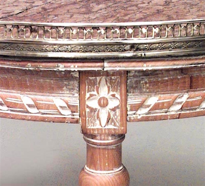 Französischer Couchtisch aus gebleichtem Holz und Marmor im Louis XVI-Stil (Louis XVI.)