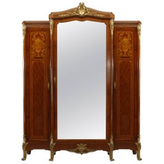 Armario francés de madera satinada estilo Luis XVI