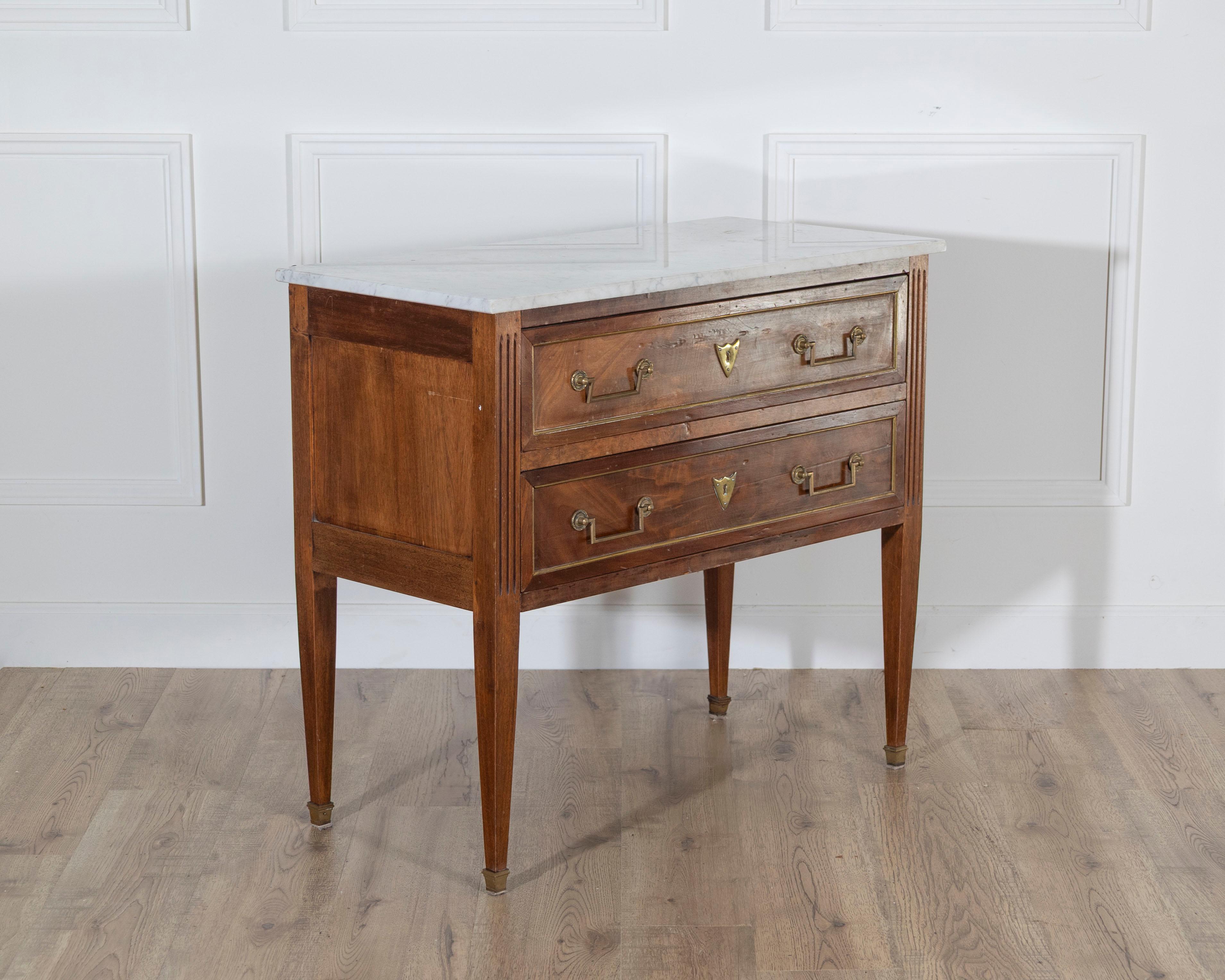 Poli Commode sauteuse de style Louis XVI en noyer avec plateau en marbre, Circ en vente