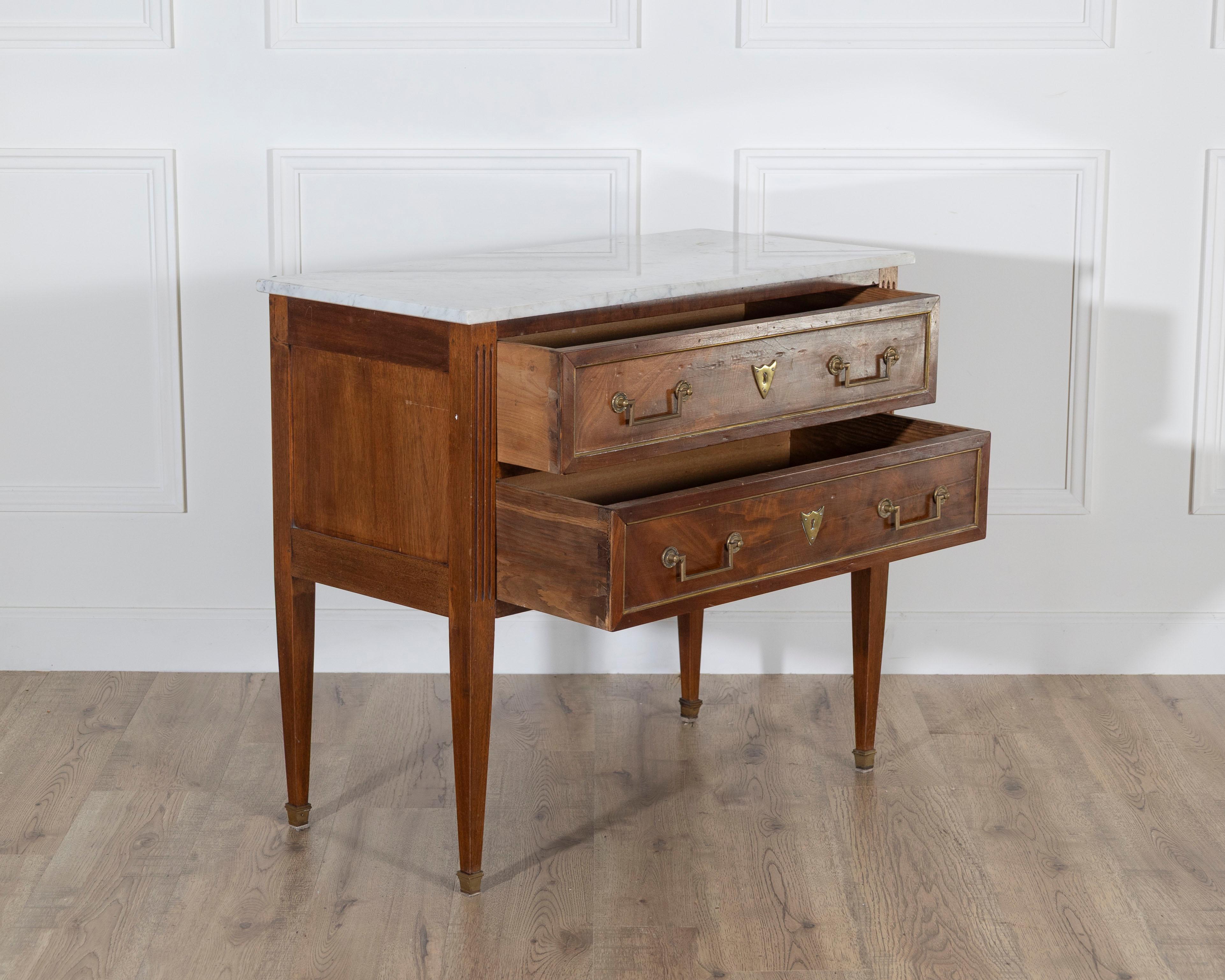 Commode sauteuse de style Louis XVI en noyer avec plateau en marbre, Circ Bon état - En vente à Atlanta, GA