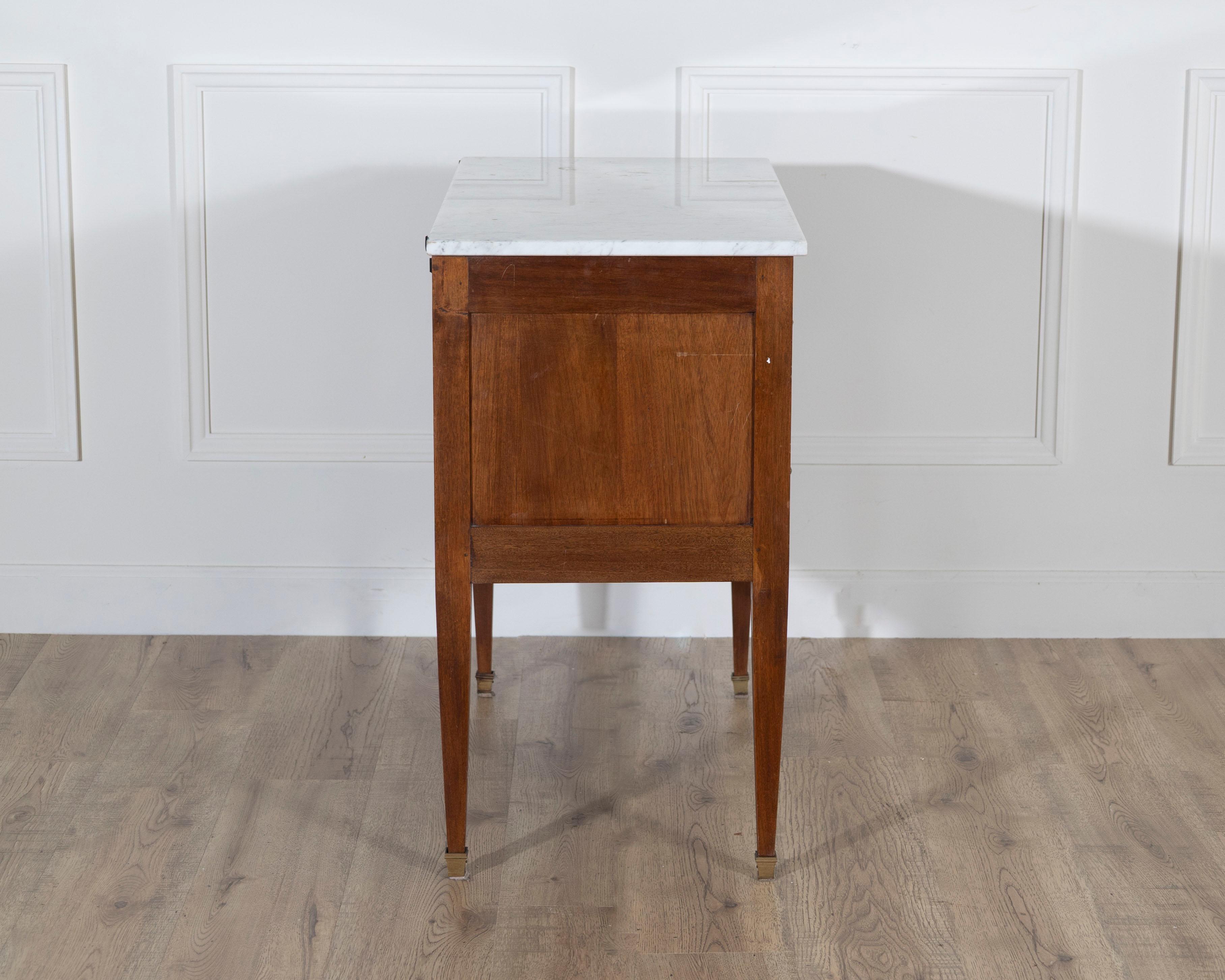 20ième siècle Commode sauteuse de style Louis XVI en noyer avec plateau en marbre, Circ en vente