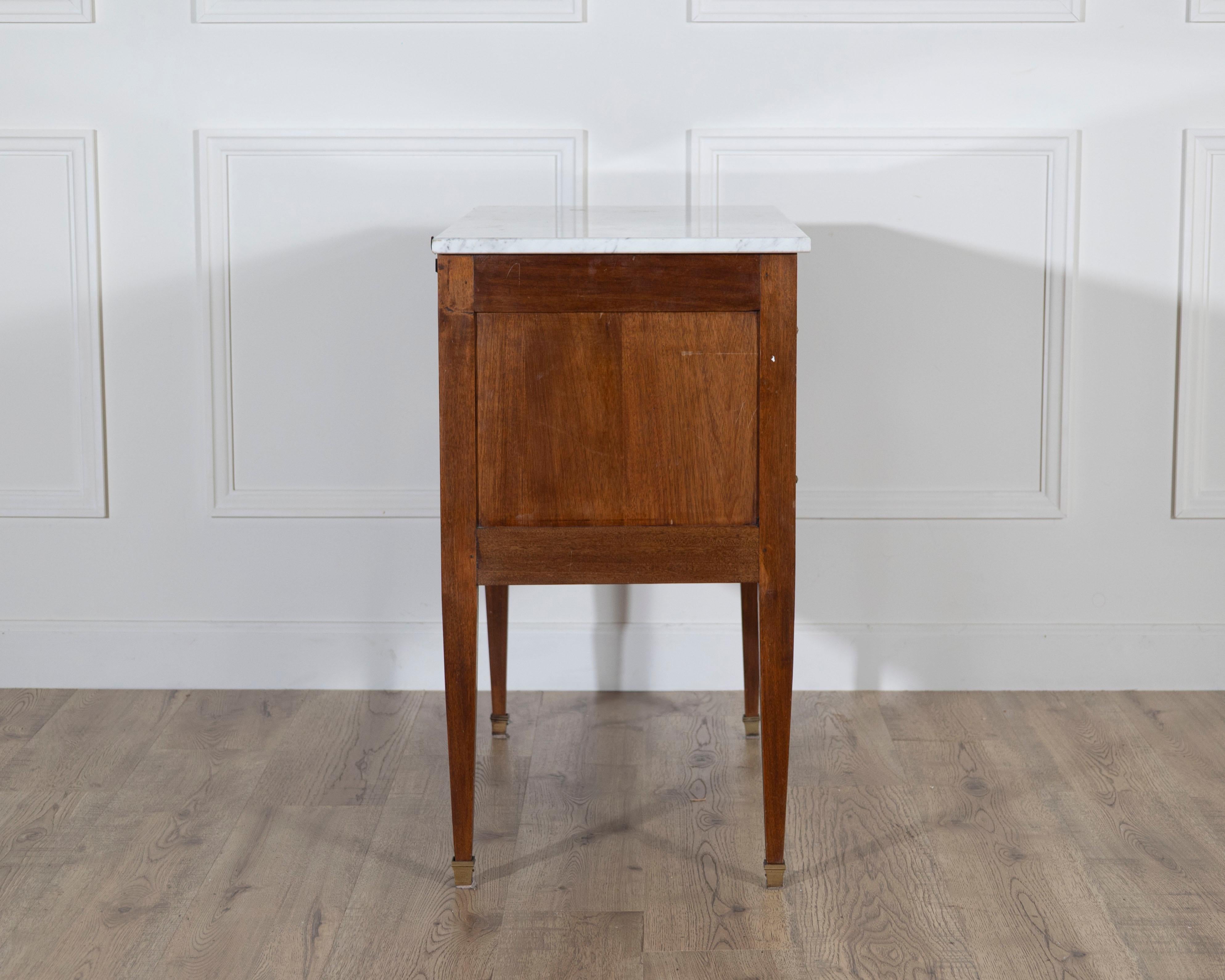 Marbre Commode sauteuse de style Louis XVI en noyer avec plateau en marbre, Circ en vente