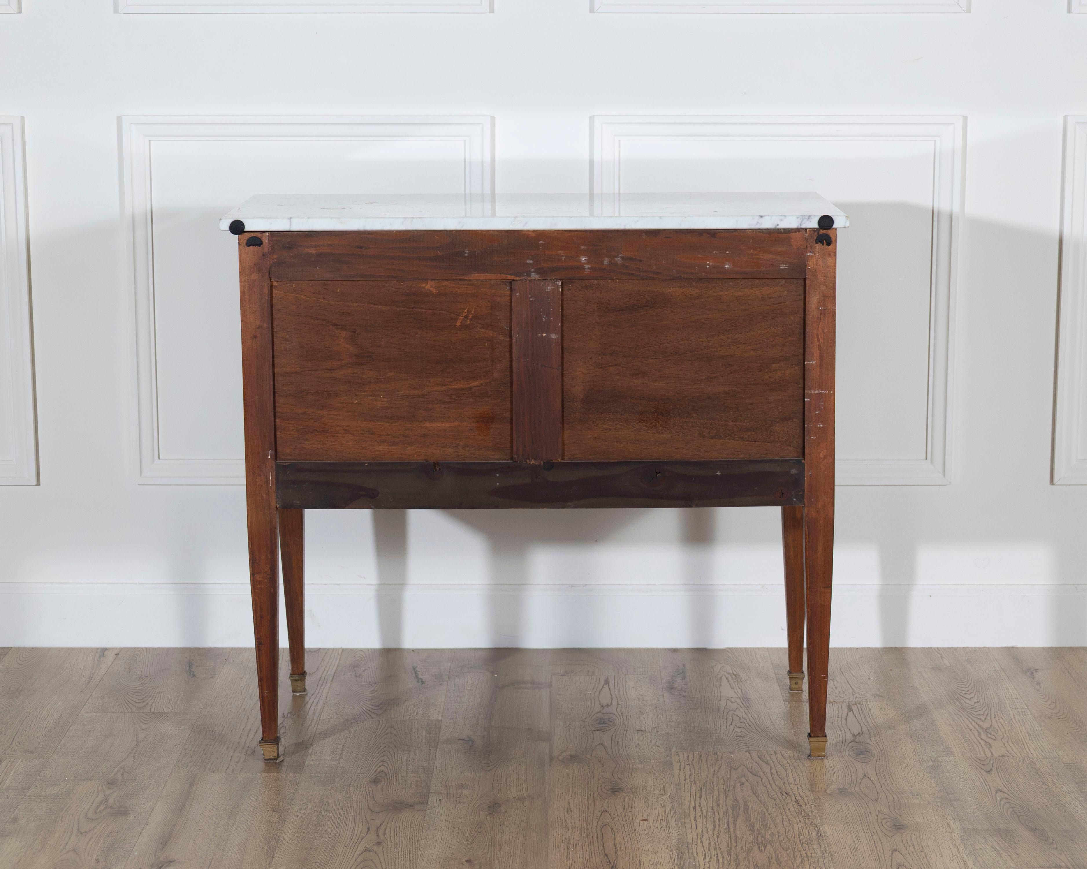 Commode sauteuse de style Louis XVI en noyer avec plateau en marbre, Circ en vente 1