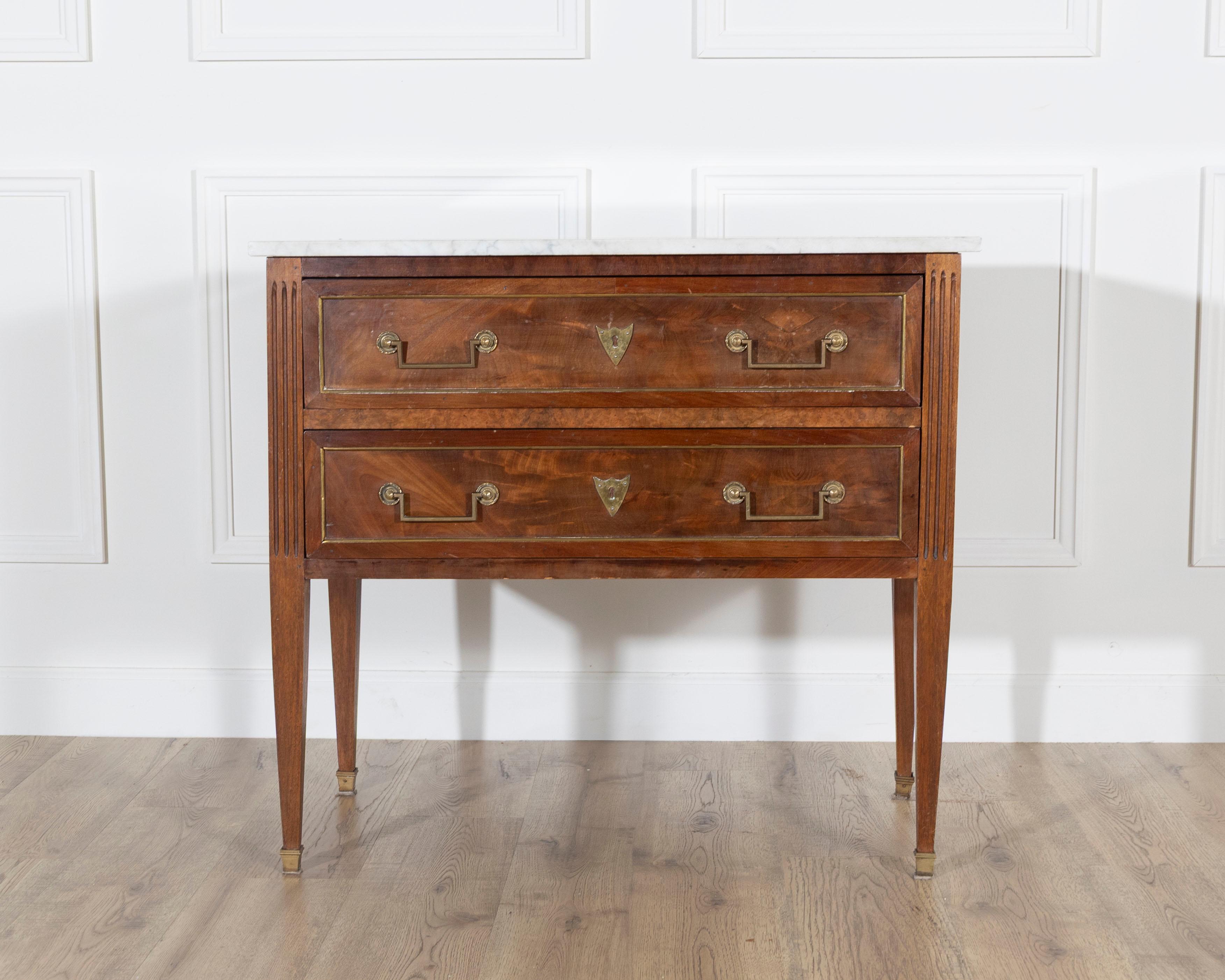 Commode sauteuse de style Louis XVI en noyer avec plateau en marbre, Circ en vente 2