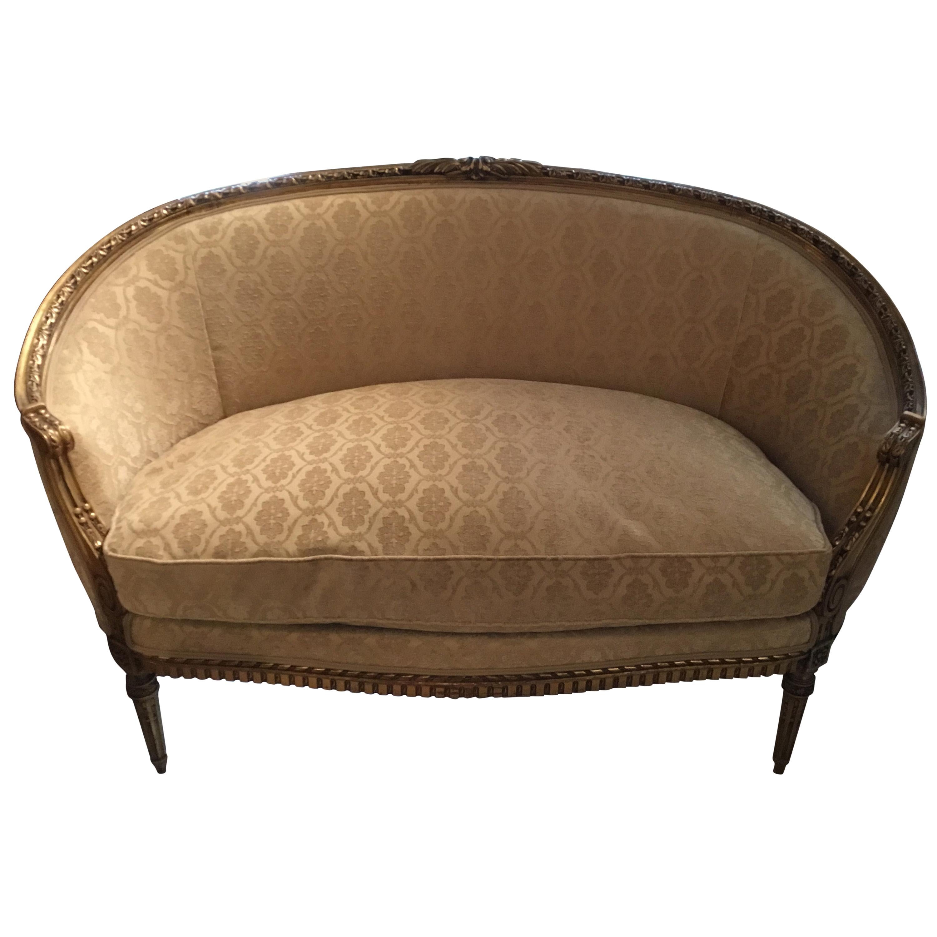 Settee et deux fauteuils français de style Louis XVI, bois doré, teinte crème