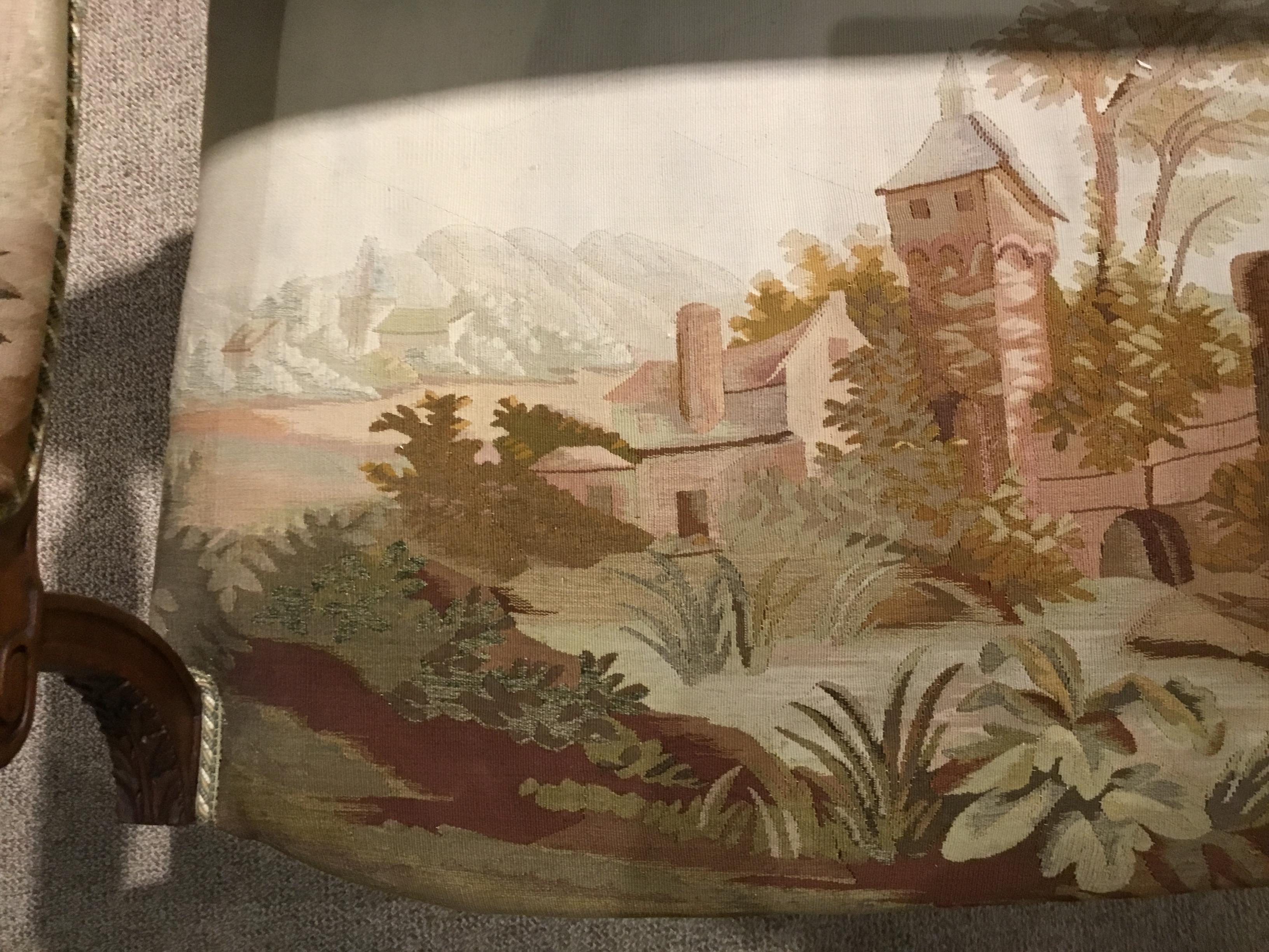Suite francese di sette pezzi in stile Luigi XVI, in noce del XIX secolo con Aubusson in vendita 9