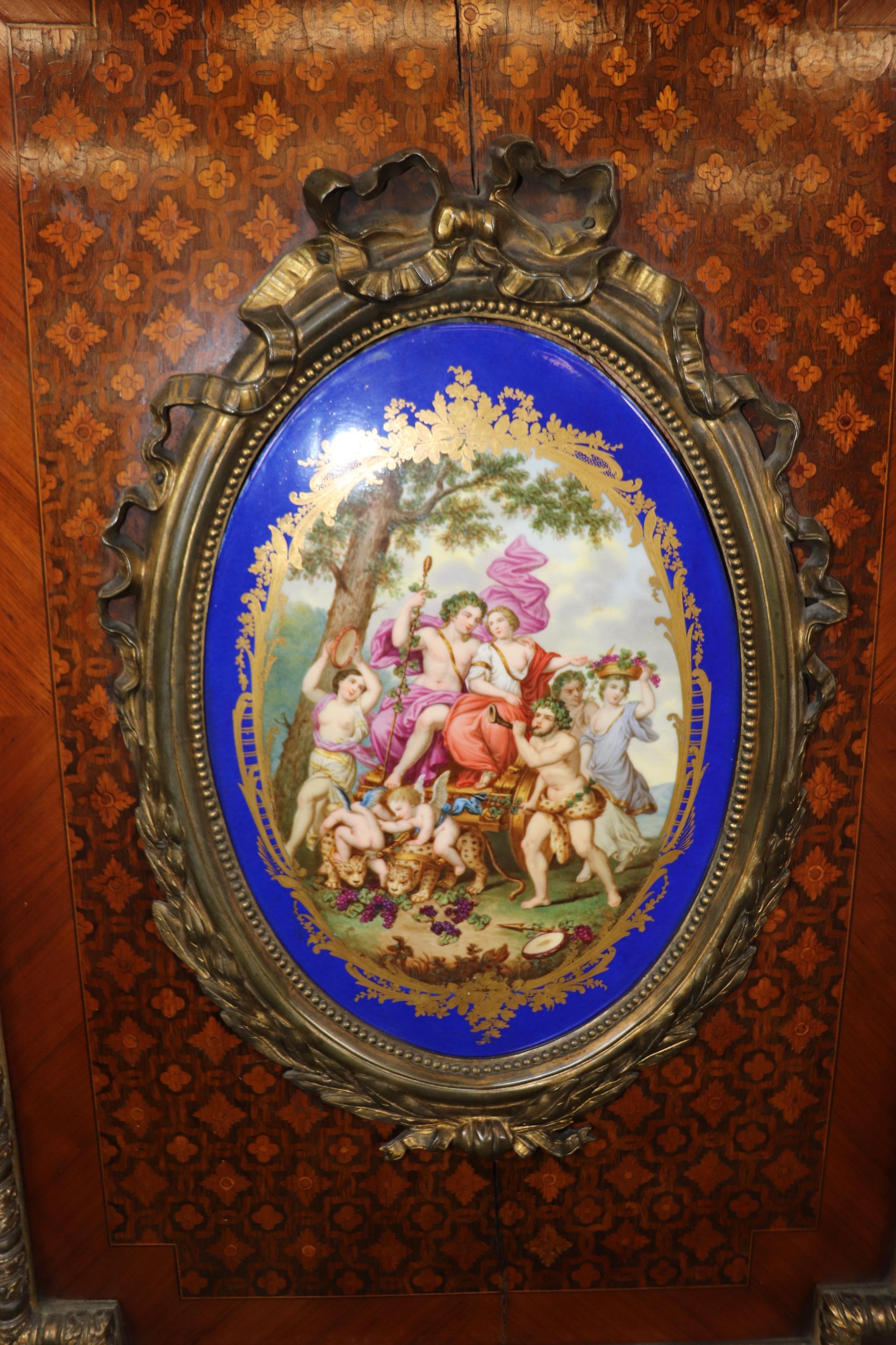Französisch Louis XVI Stil Sèvres Plaques Bronze montiert Kabinett Server Anrichte im Zustand „Gut“ im Angebot in Swedesboro, NJ