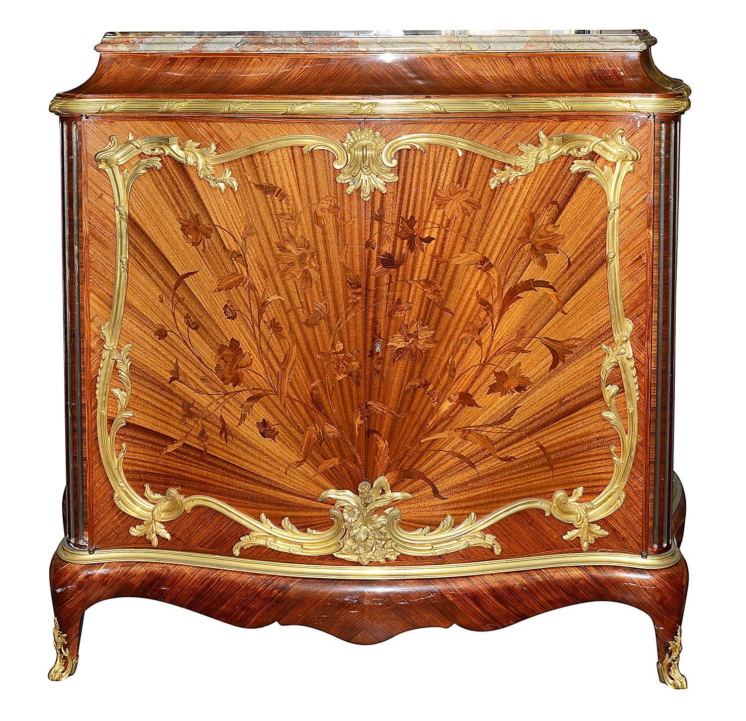 Armadietto francese di fine Ottocento con piano in marmo, impiallacciatura a raggiera, intarsi floreali, montature dorate e due ante che si aprono per rivelare i ripiani all'interno.
Firmato sul piatto della serratura; P. Sormani, Parigi

Lotto 83