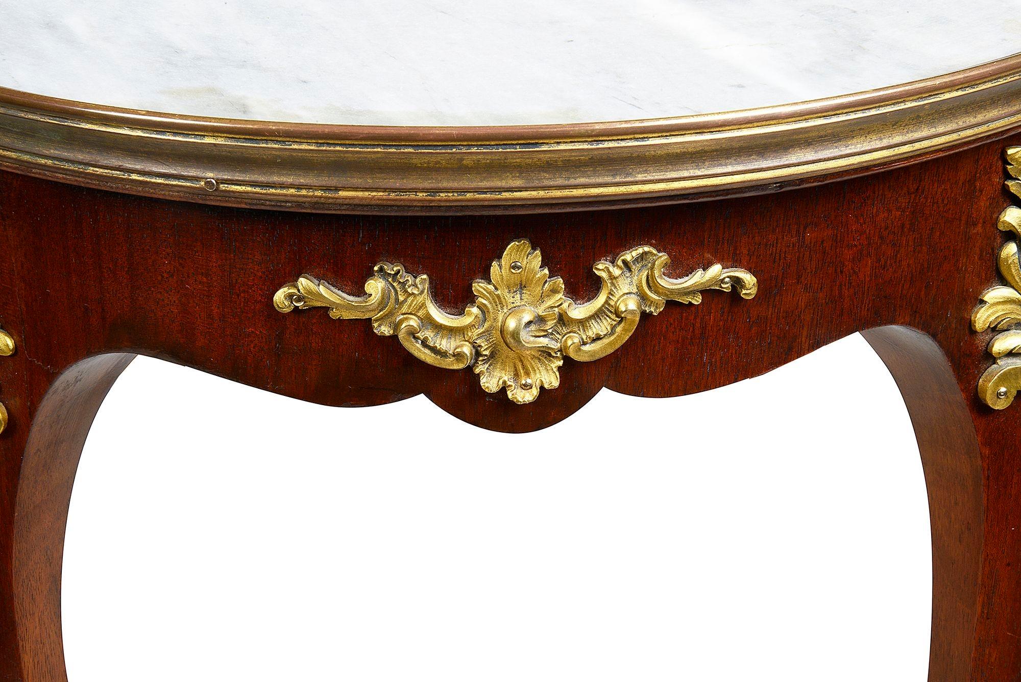 Table d'appoint de bonne qualité en marbre français du XIXe siècle, avec moulures et montures en bronze doré, reposant sur d'élégants pieds cabriole, terminés par des pieds à enroulement. À la manière de Françoise Linke.



Lot 78 G240/23 DNKZ