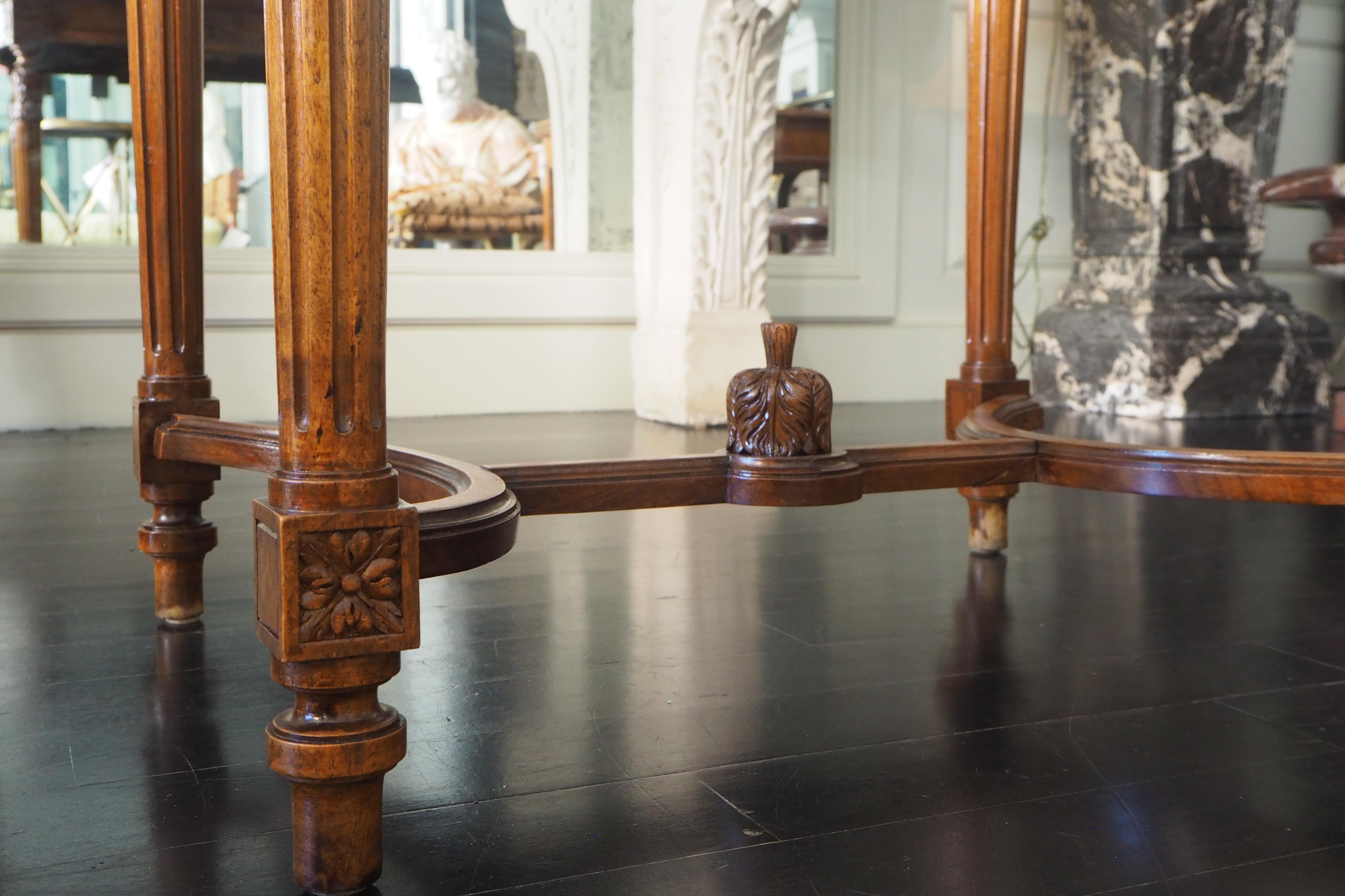 Table d'appoint ou table à écrire française de style Louis XVI, pieds entretoises en vente 3