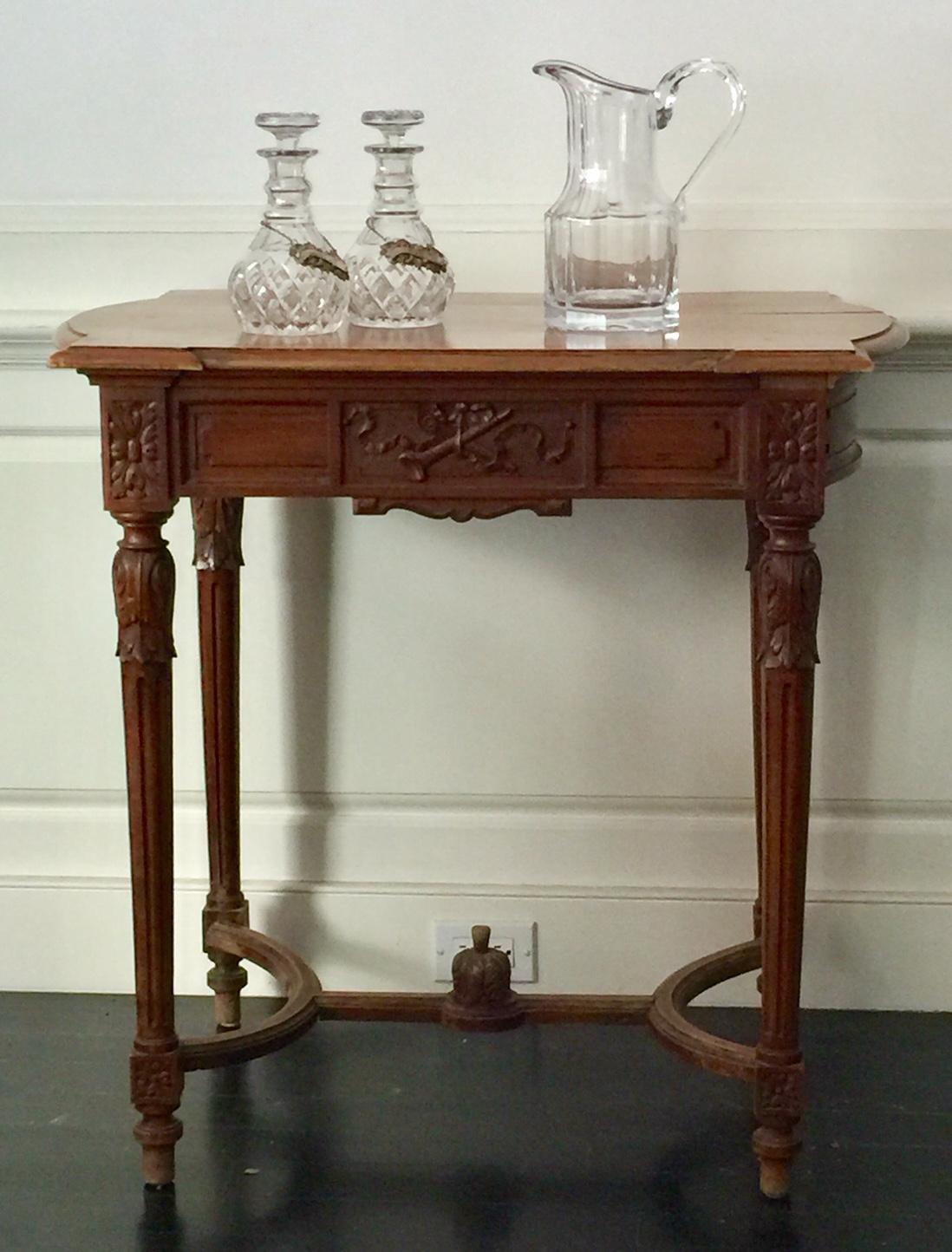French Louis XVI Style Side Table or Writing Table, Entretoise Legs In Good Condition For Sale In Montreal, Quebec