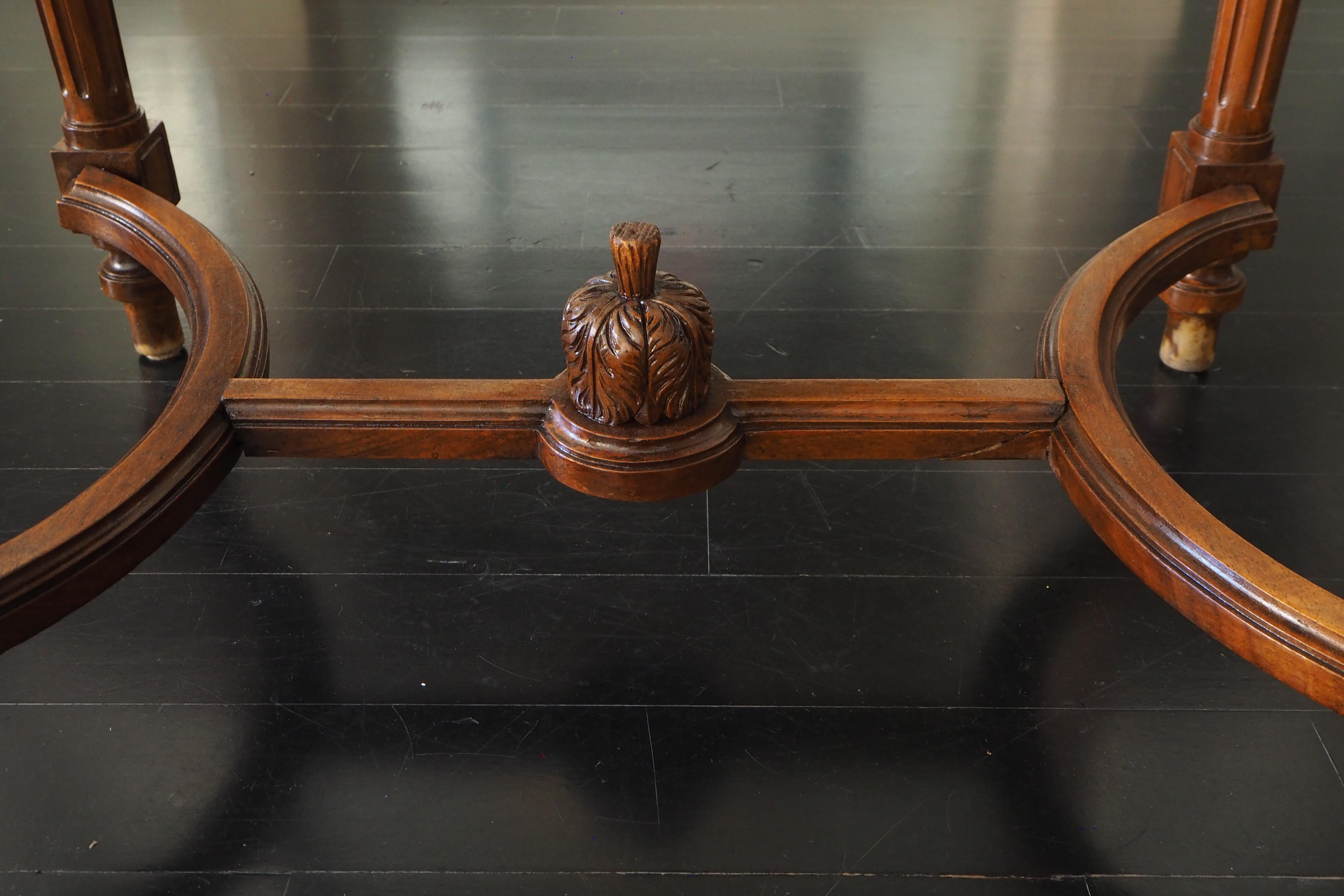 Table d'appoint ou table à écrire française de style Louis XVI, pieds entretoises en vente 4