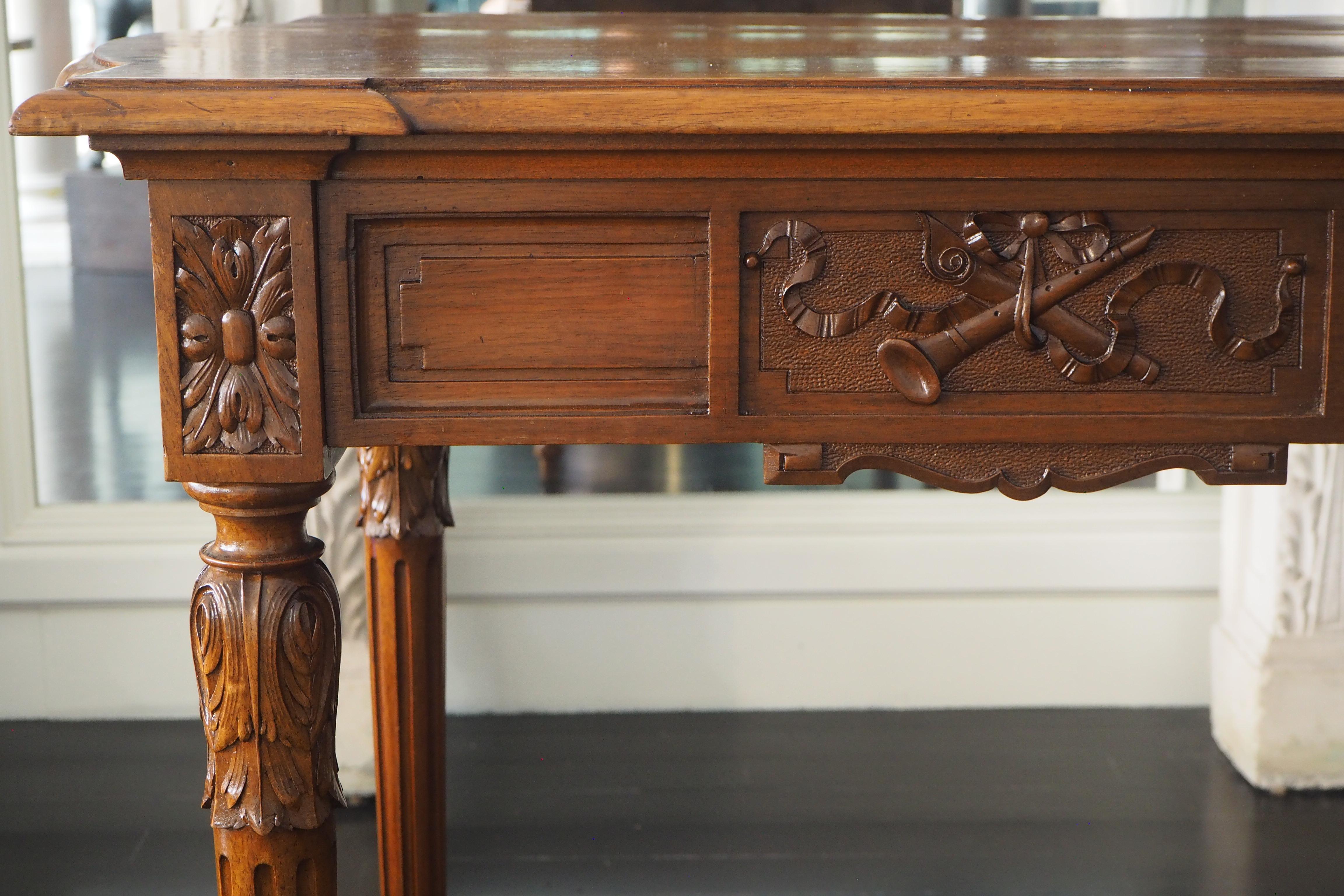 Table d'appoint ou table à écrire française de style Louis XVI, pieds entretoises en vente 7