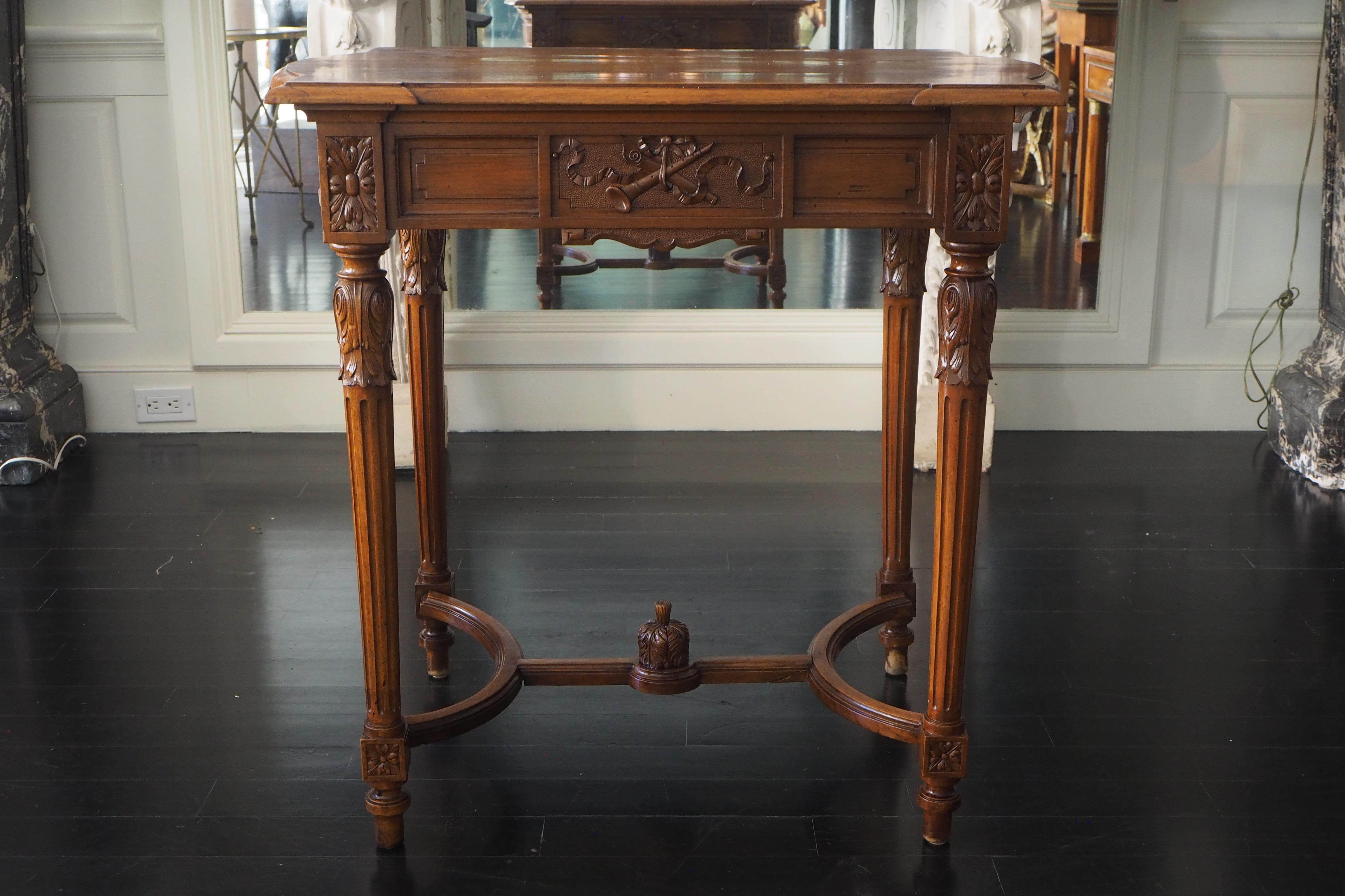 Table d'appoint ou table à écrire française de style Louis XVI, pieds entretoises Bon état - En vente à Montreal, Quebec