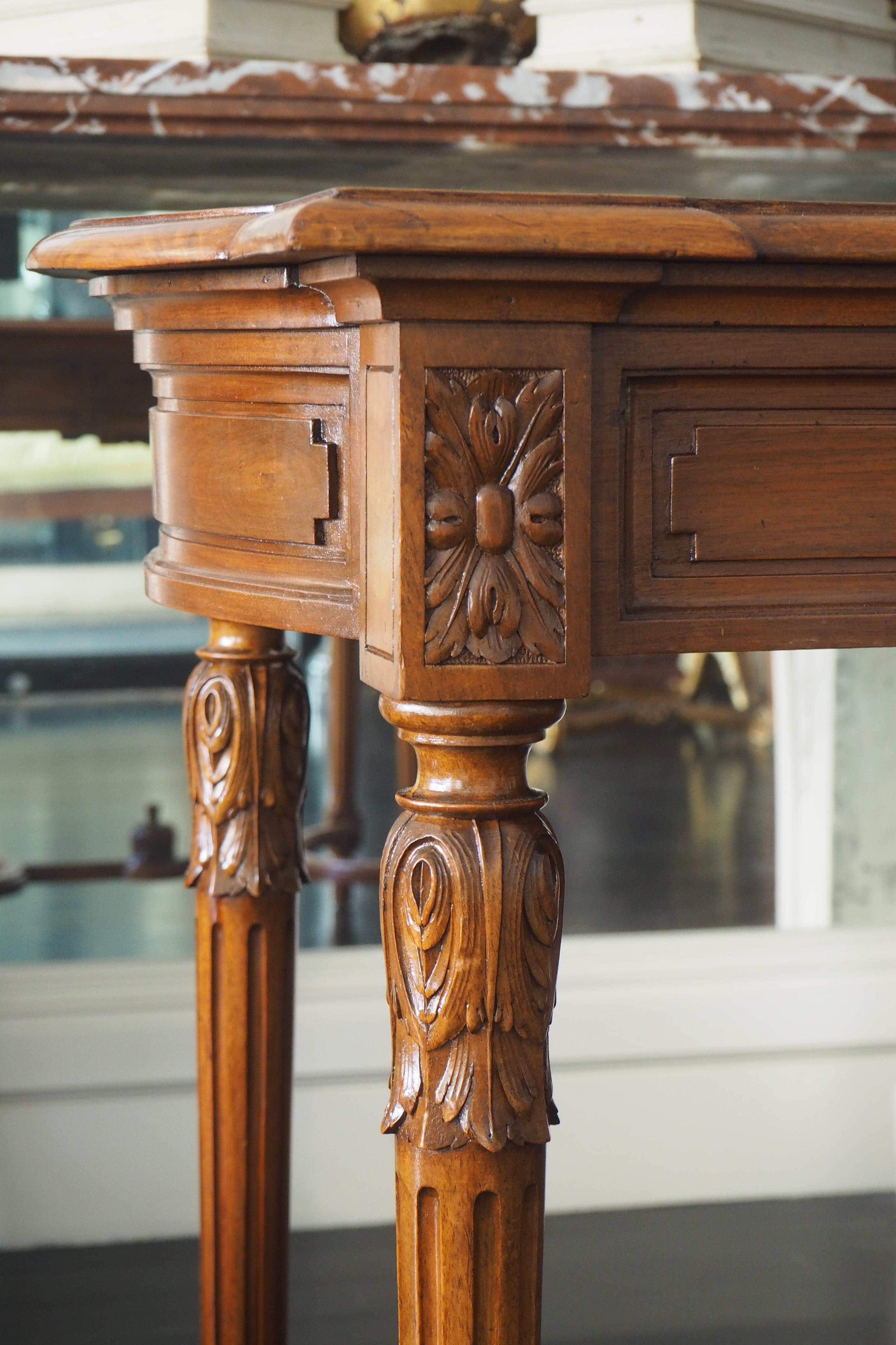 Bois Table d'appoint ou table à écrire française de style Louis XVI, pieds entretoises en vente