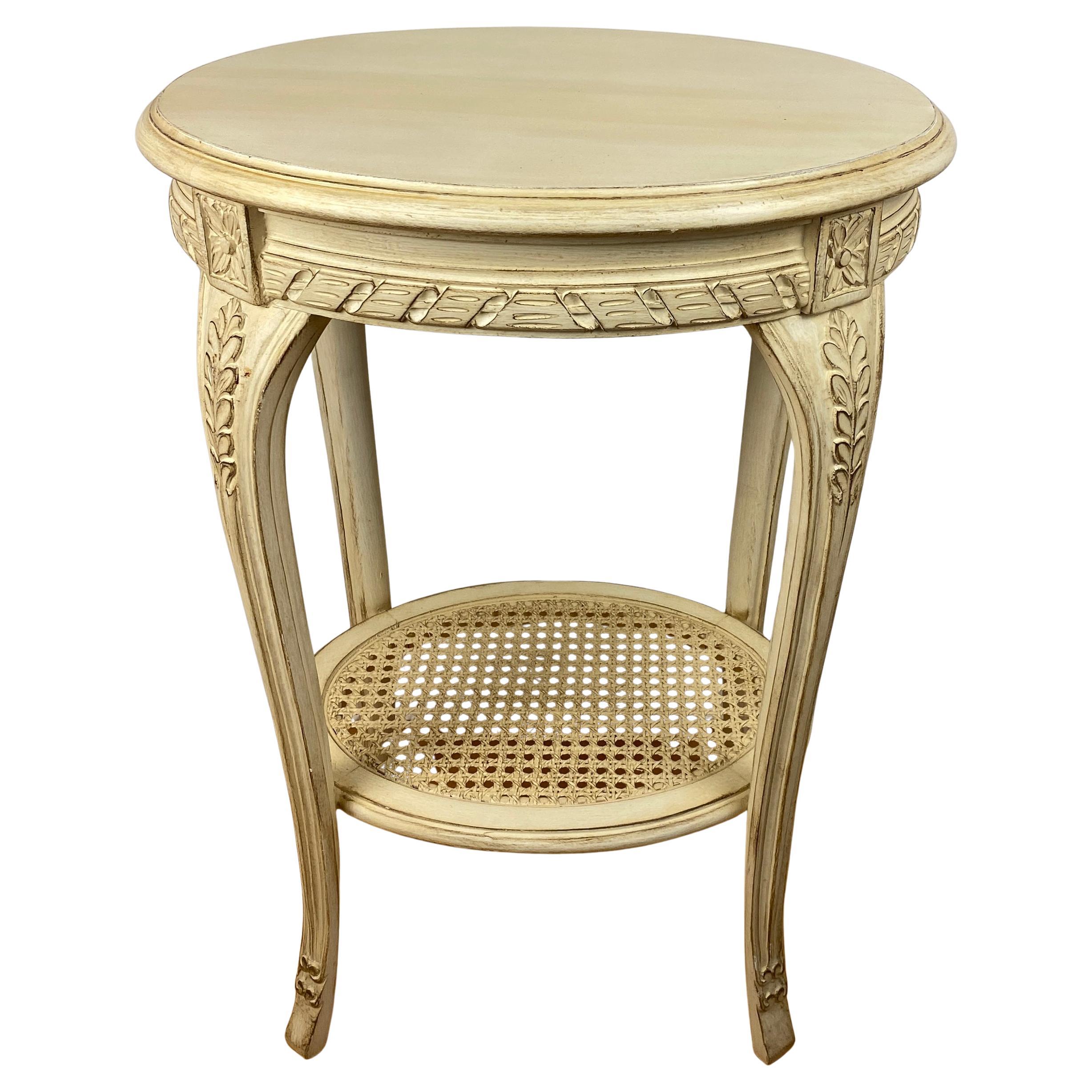 Table d'appoint française de style Louis XVI avec étagère inférieure cannelée